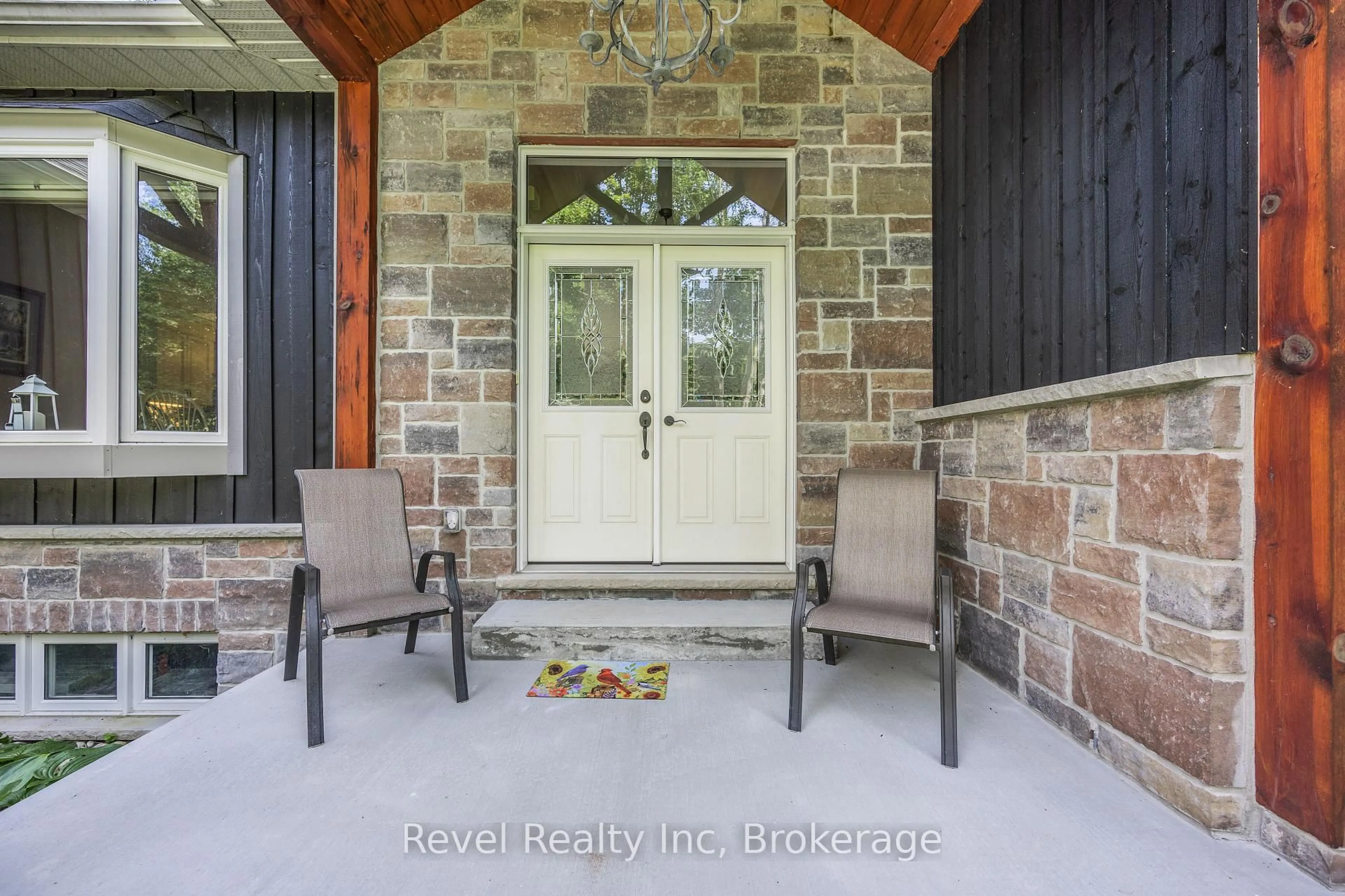 Indoor entryway for 80 Forest Circ, Tiny Ontario L9M 0H4