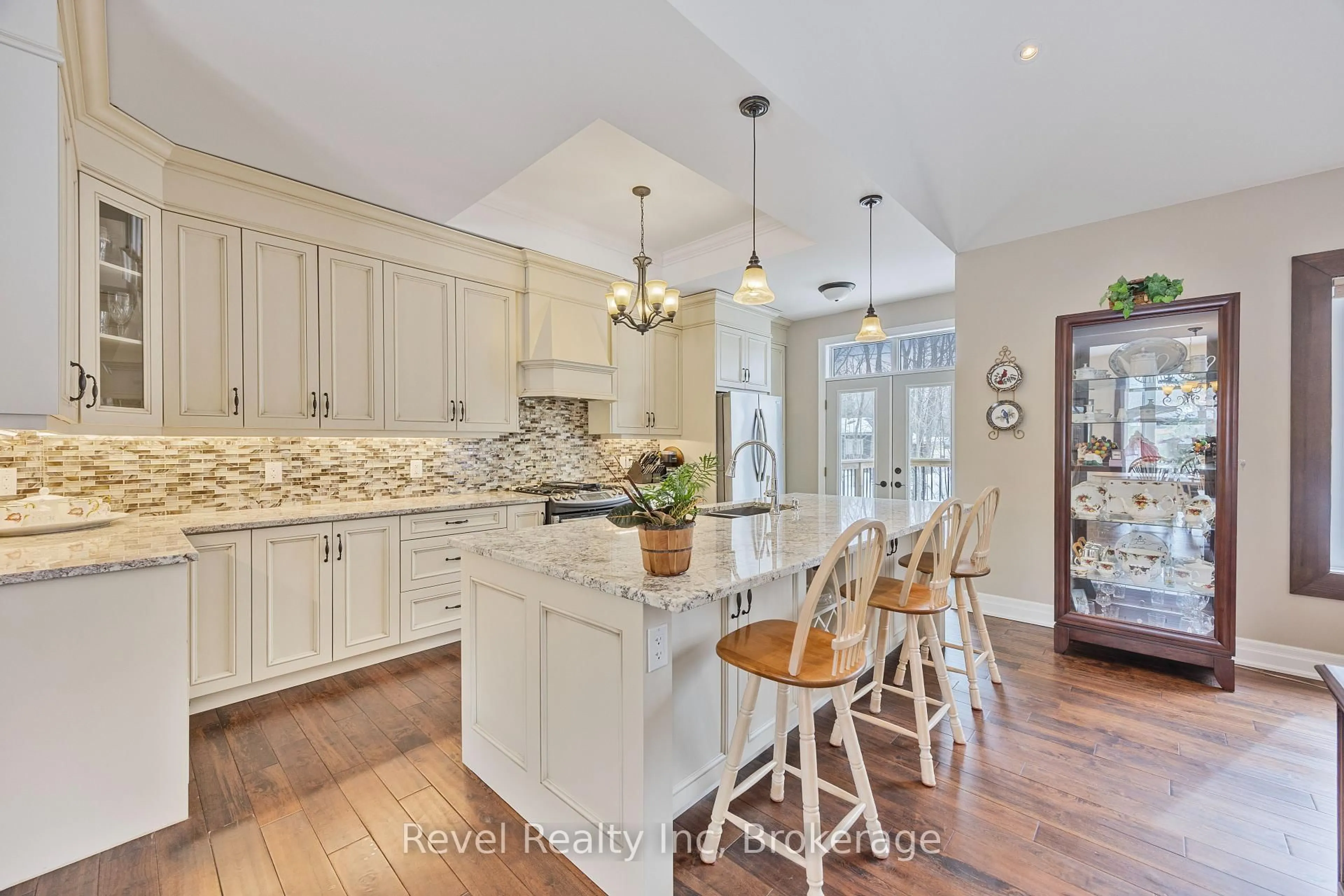 Open concept kitchen, ceramic/tile floor for 80 Forest Circ, Tiny Ontario L9M 0H4