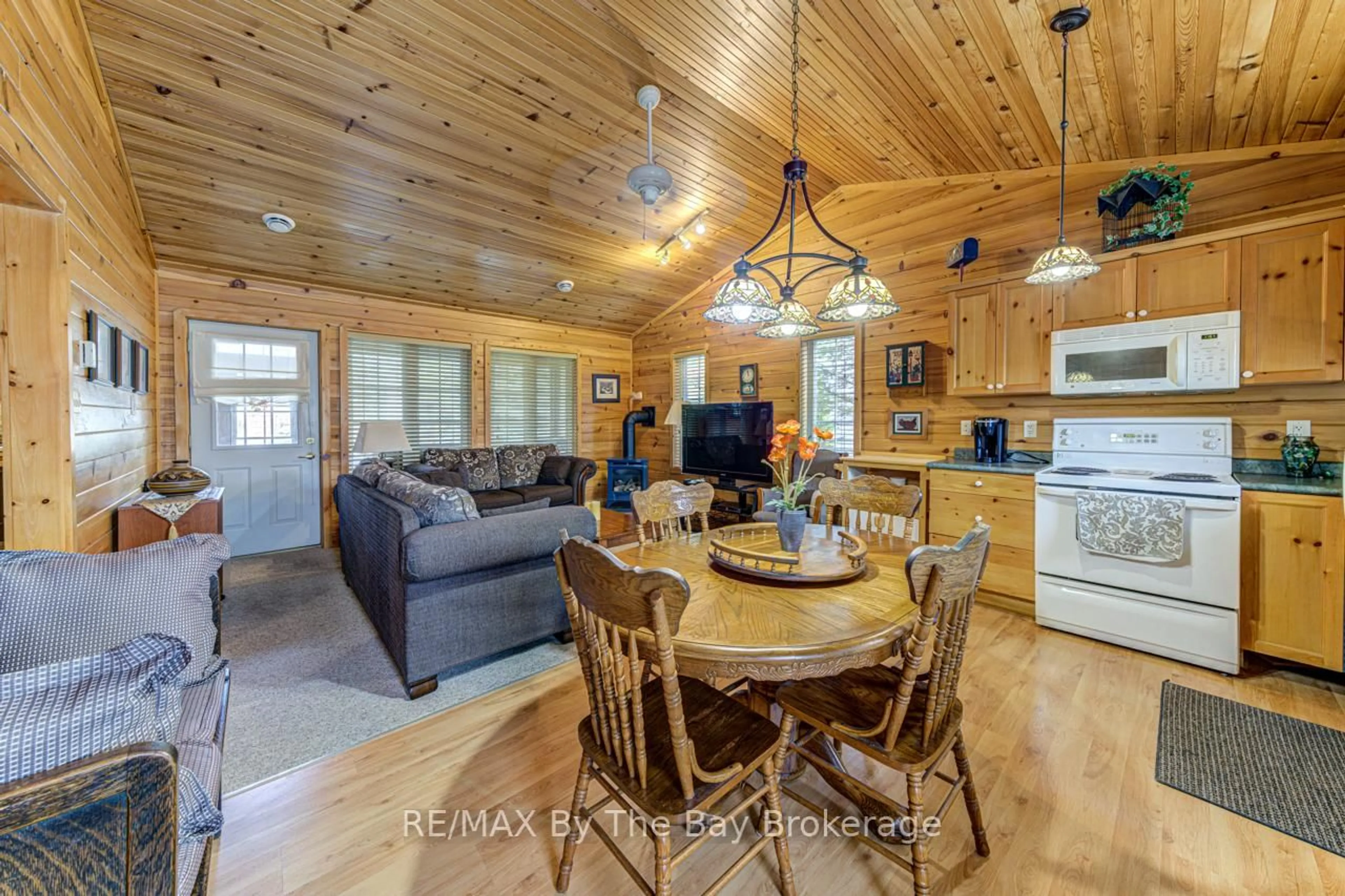 Open concept kitchen, wood/laminate floor for 44 CABIN Cres, Wasaga Beach Ontario L9Z 1X7