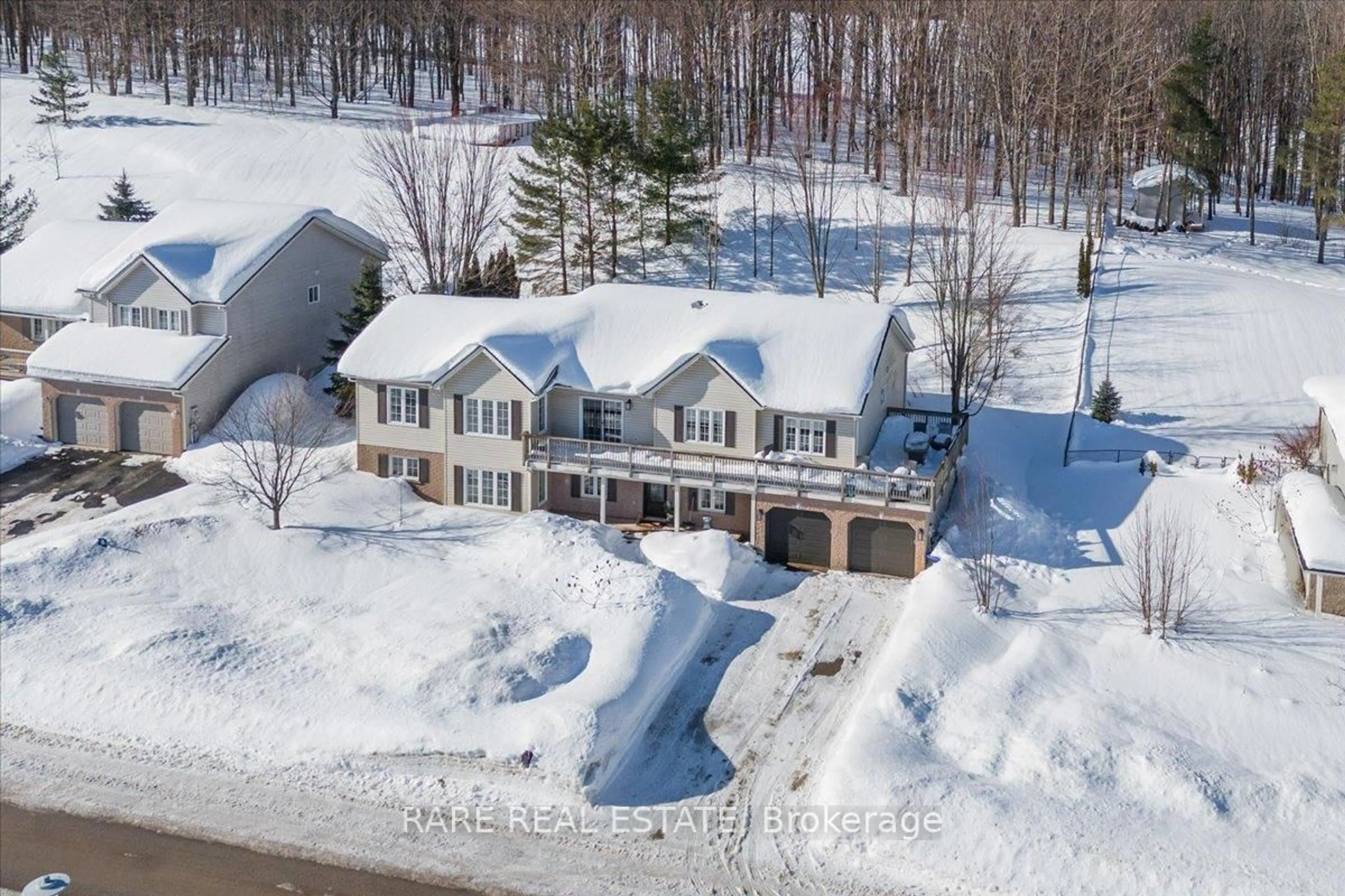 A pic from outside/outdoor area/front of a property/back of a property/a pic from drone, street for 26 Ironwood Tr, Oro-Medonte Ontario L0K 1E0