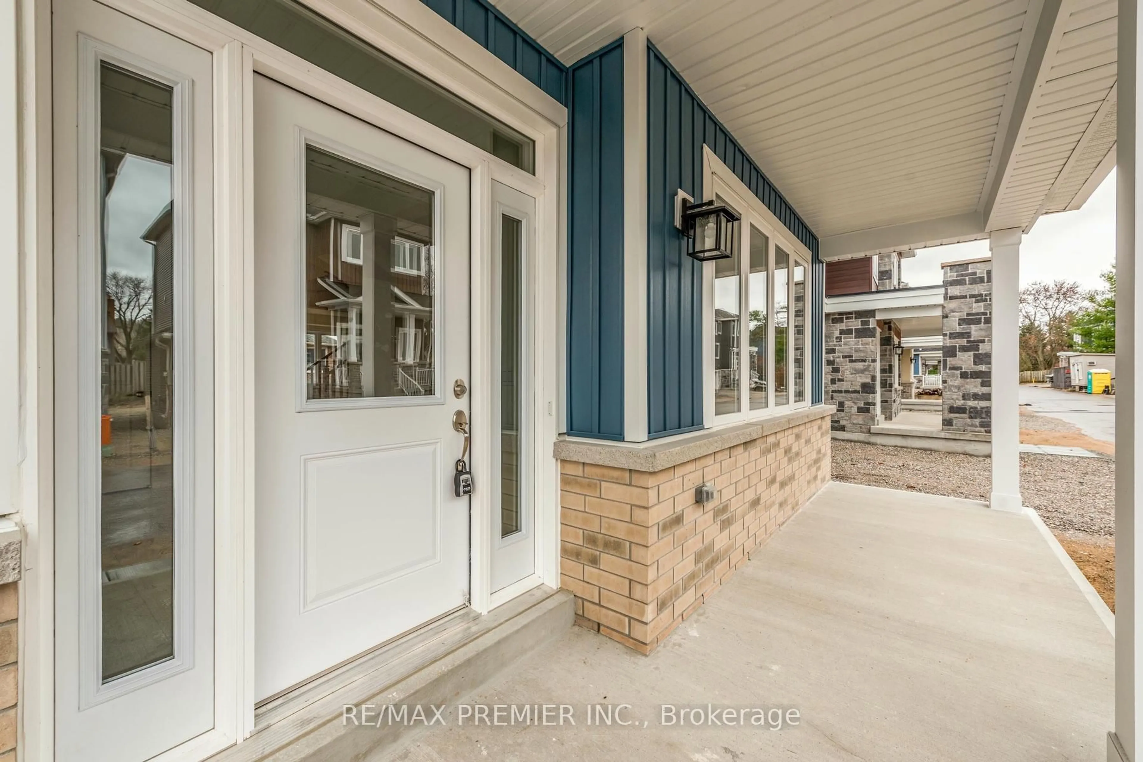 Indoor entryway for 4 Hampton Lane, Barrie Ontario L4N 6H2