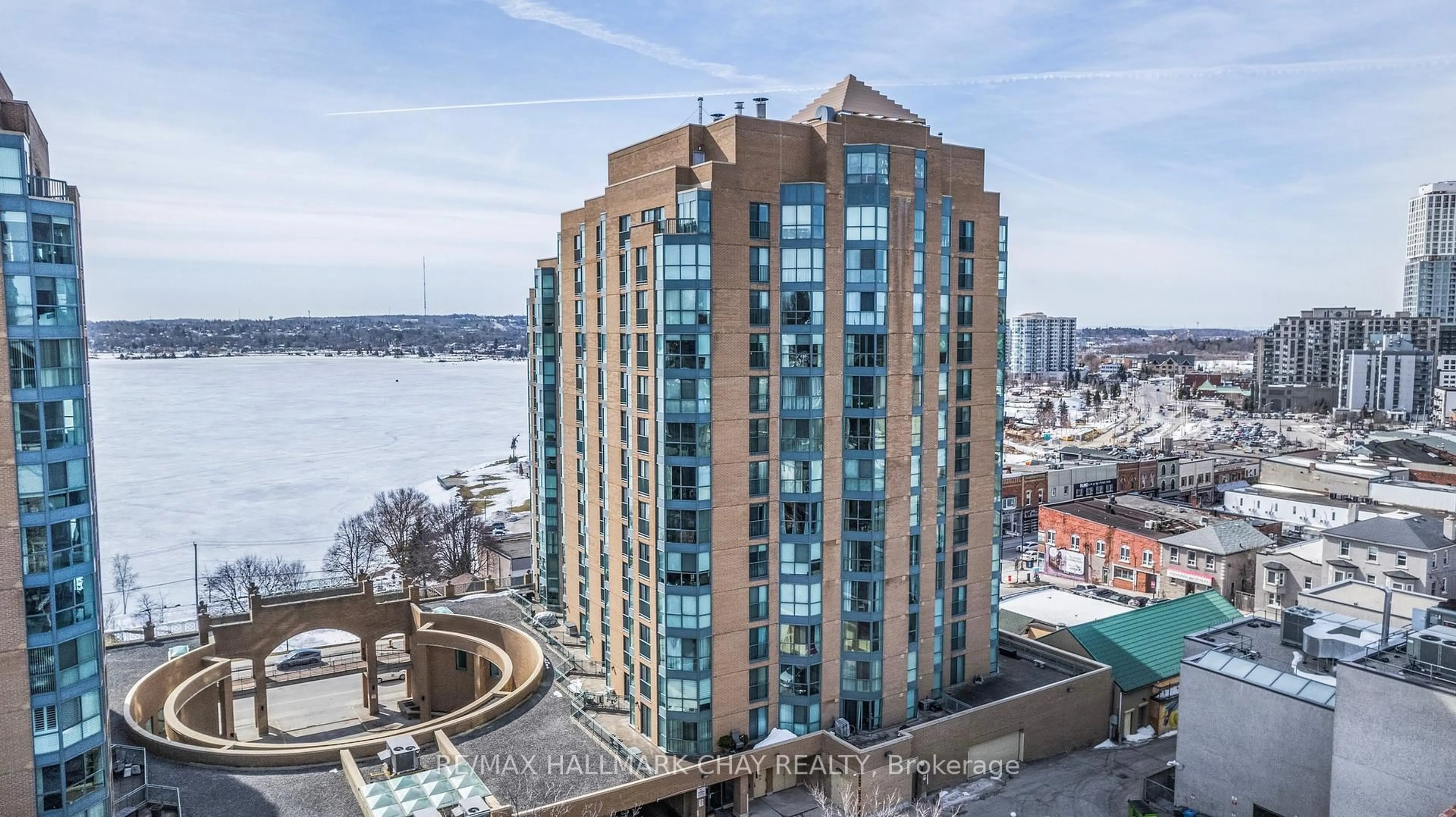 A pic from outside/outdoor area/front of a property/back of a property/a pic from drone, city buildings view from balcony for 140 DUNLOP St #811, Barrie Ontario L4M 6H9