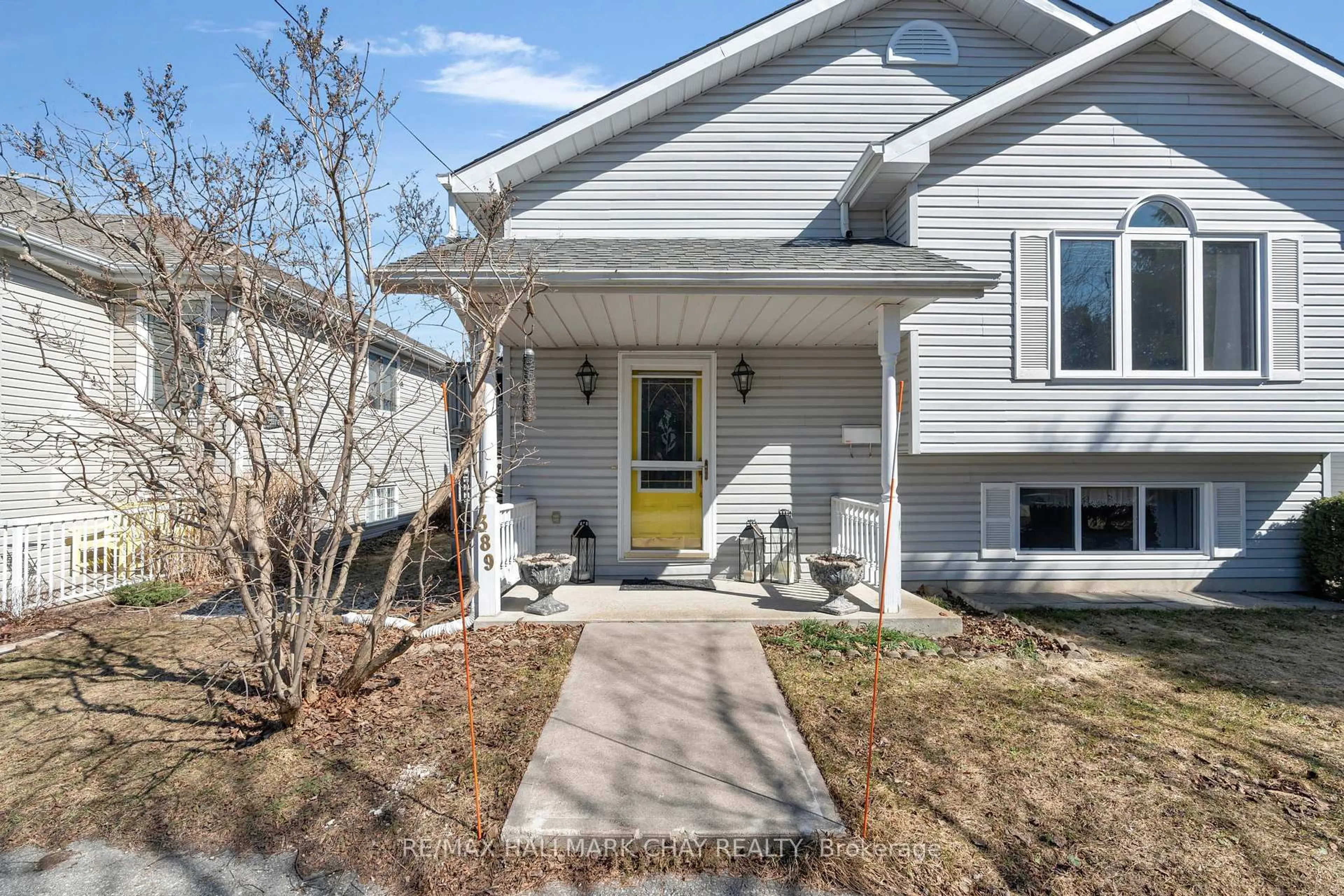 Home with vinyl exterior material, street for 389 Walnut St, Collingwood Ontario L9Y 3E2