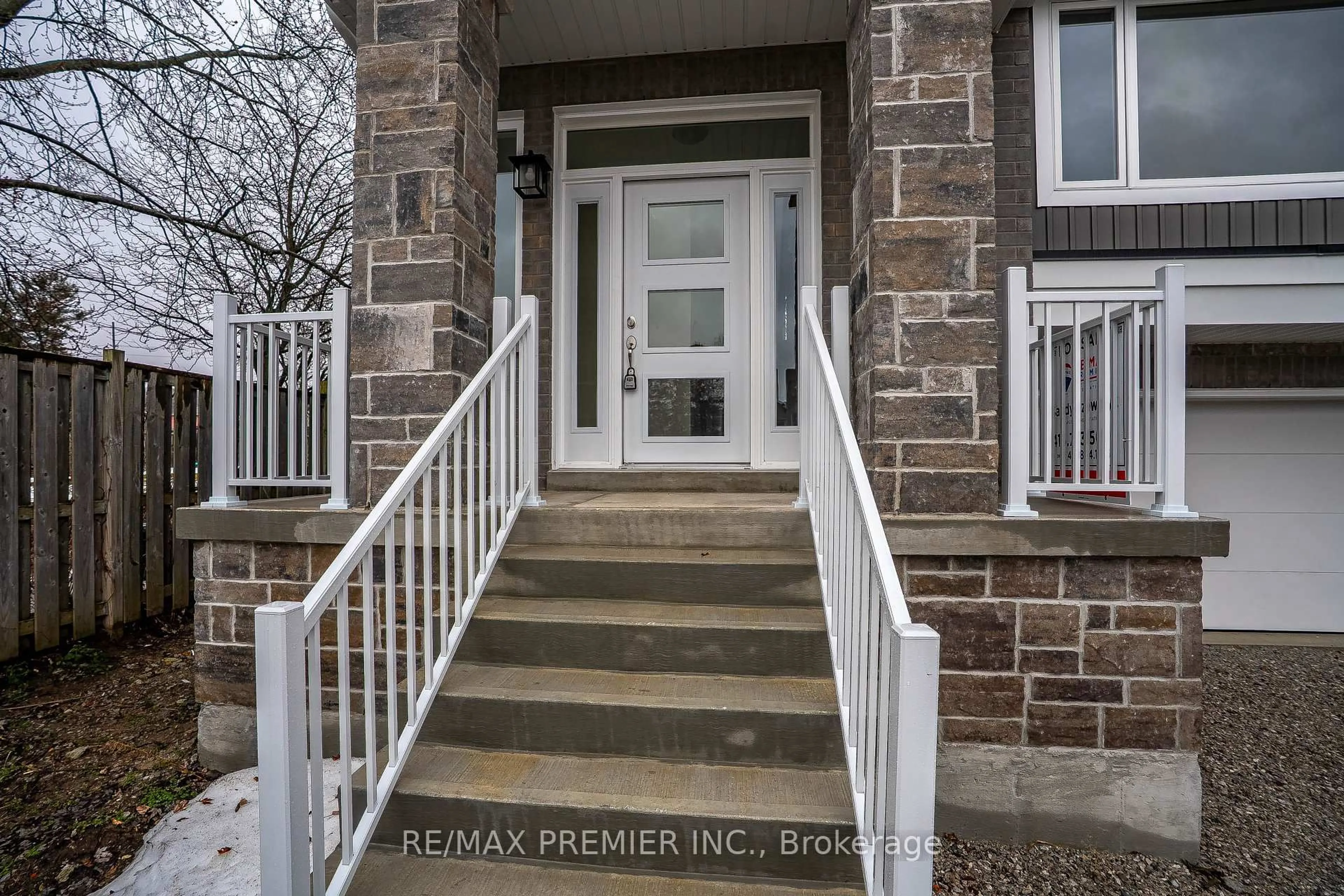Indoor entryway for 17 Hampton Lane, Barrie Ontario L4N 6H2
