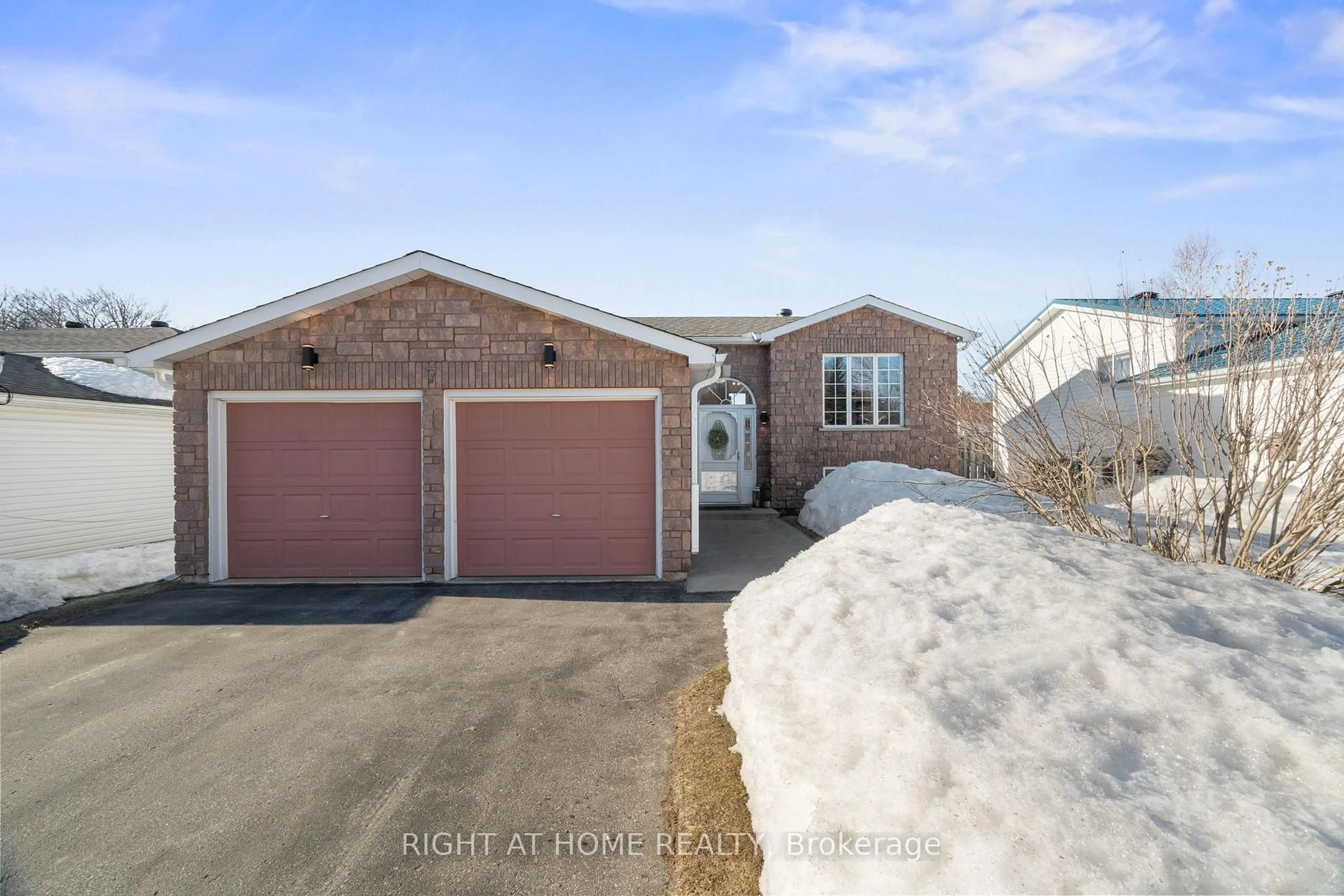 Home with brick exterior material, street for 7 Mercer Cres, Penetanguishene Ontario L9M 1W3