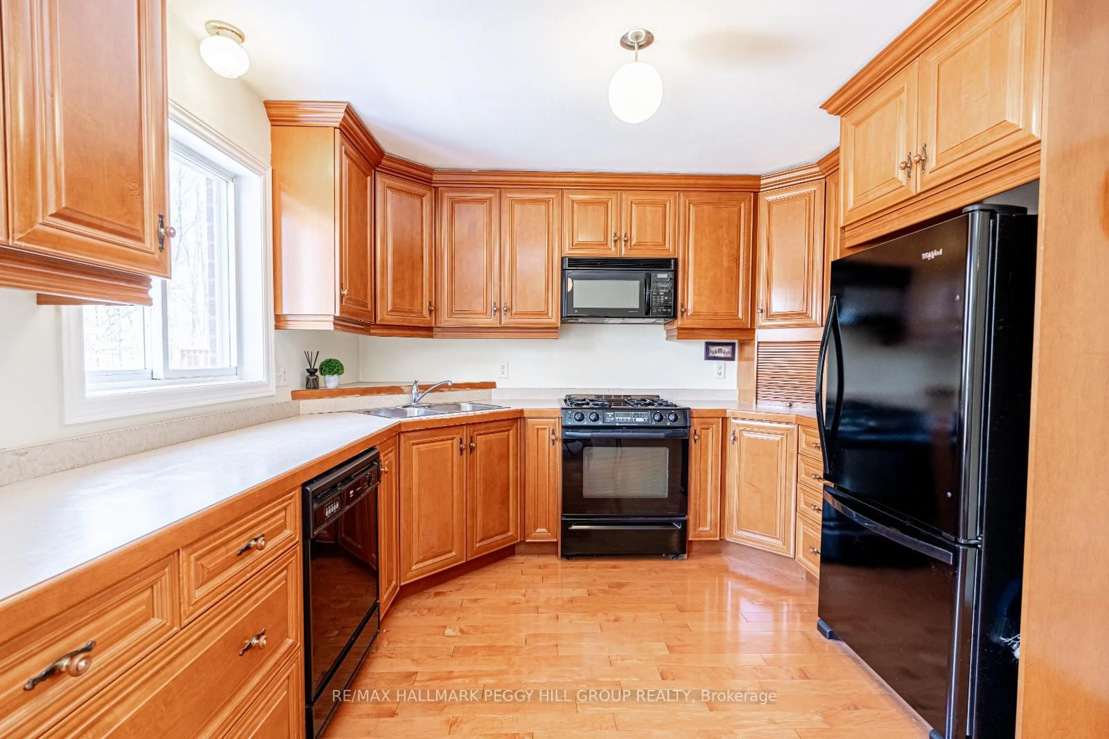 Standard kitchen, ceramic/tile floor for 94 Crompton Dr, Barrie Ontario L4M 6P1