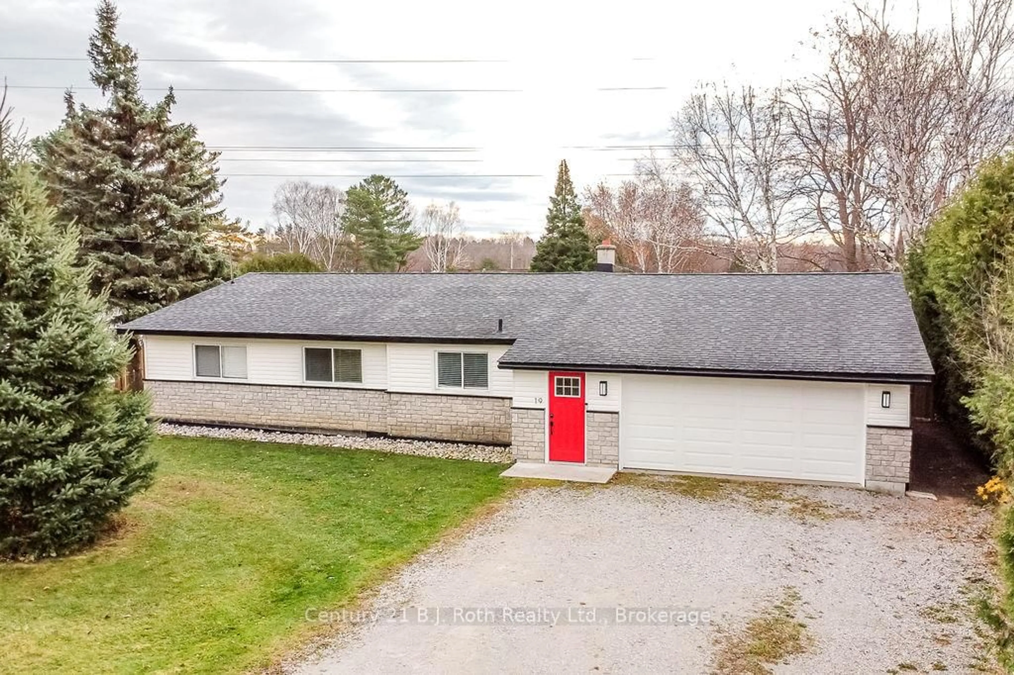 A pic from outside/outdoor area/front of a property/back of a property/a pic from drone, street for 19 Lakeview Dr, Oro-Medonte Ontario L3V 0R3