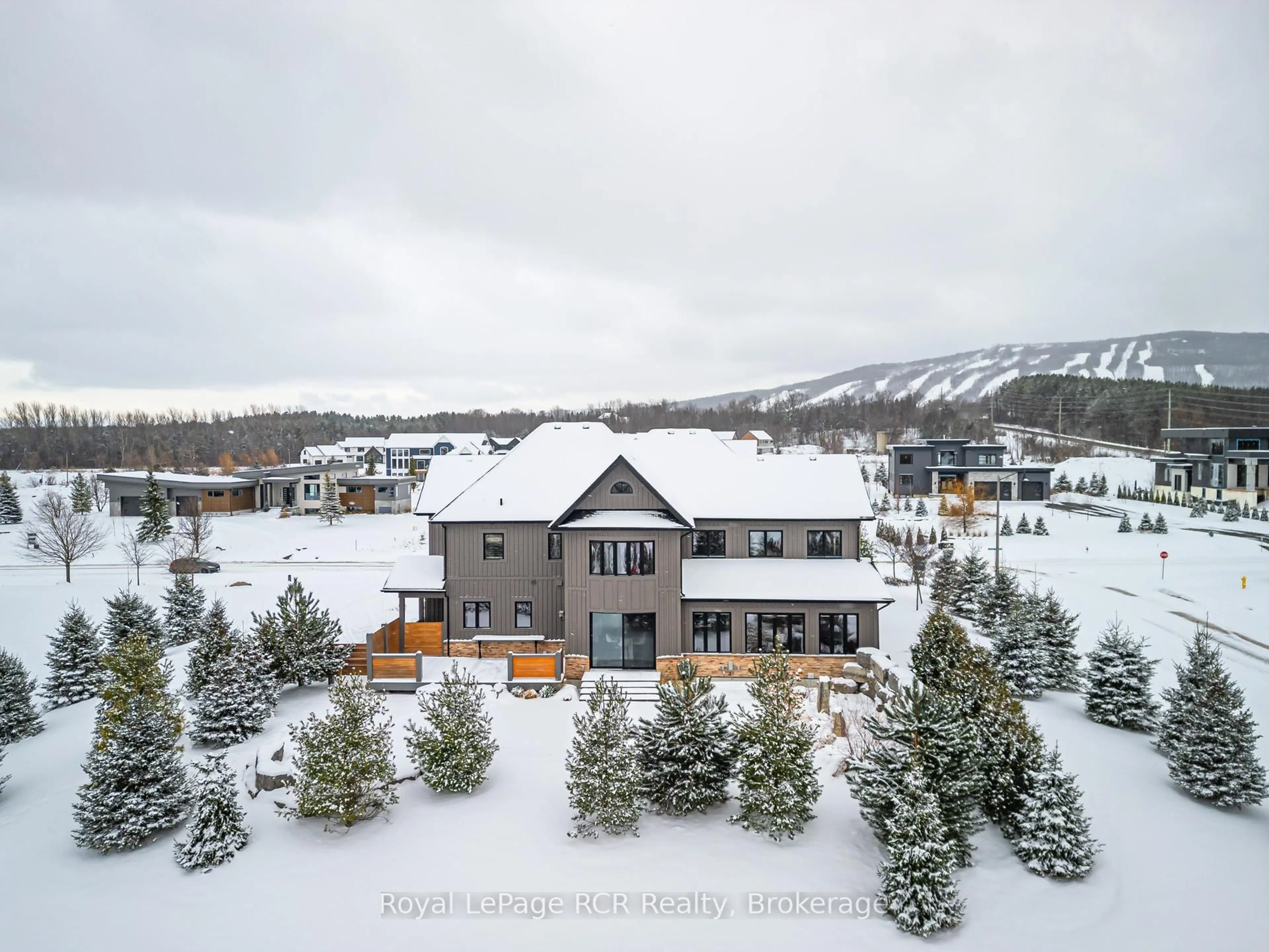 A pic from outside/outdoor area/front of a property/back of a property/a pic from drone, mountain view for 4 Meadowlark Way, Clearview Ontario L9Y 0K1