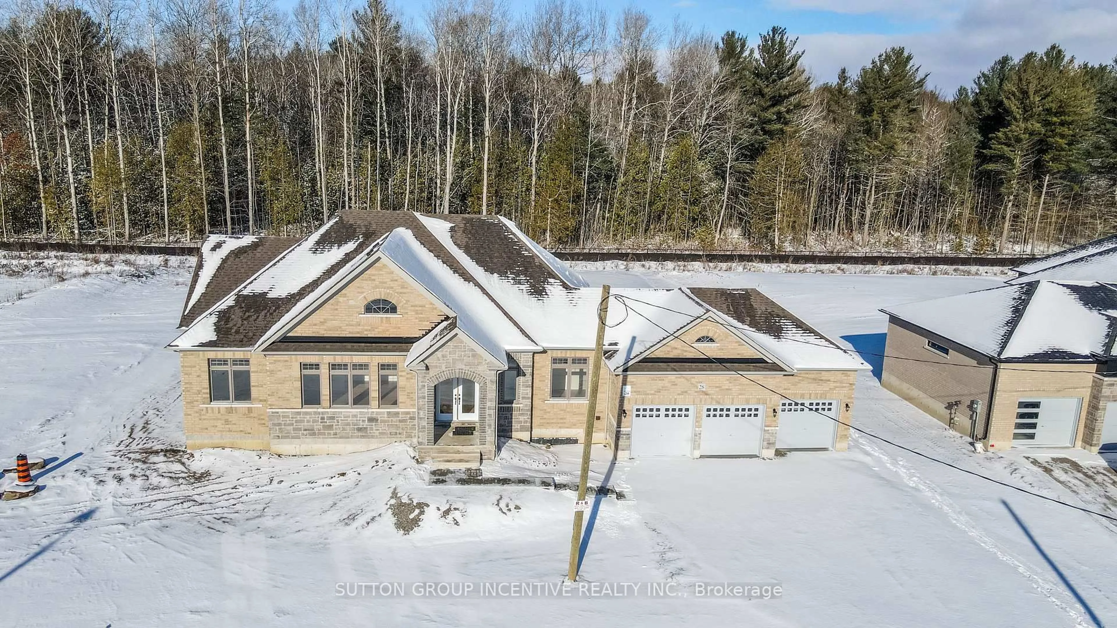 A pic from outside/outdoor area/front of a property/back of a property/a pic from drone, building for 28 Cottonwood St, Springwater Ontario L9X 2E5