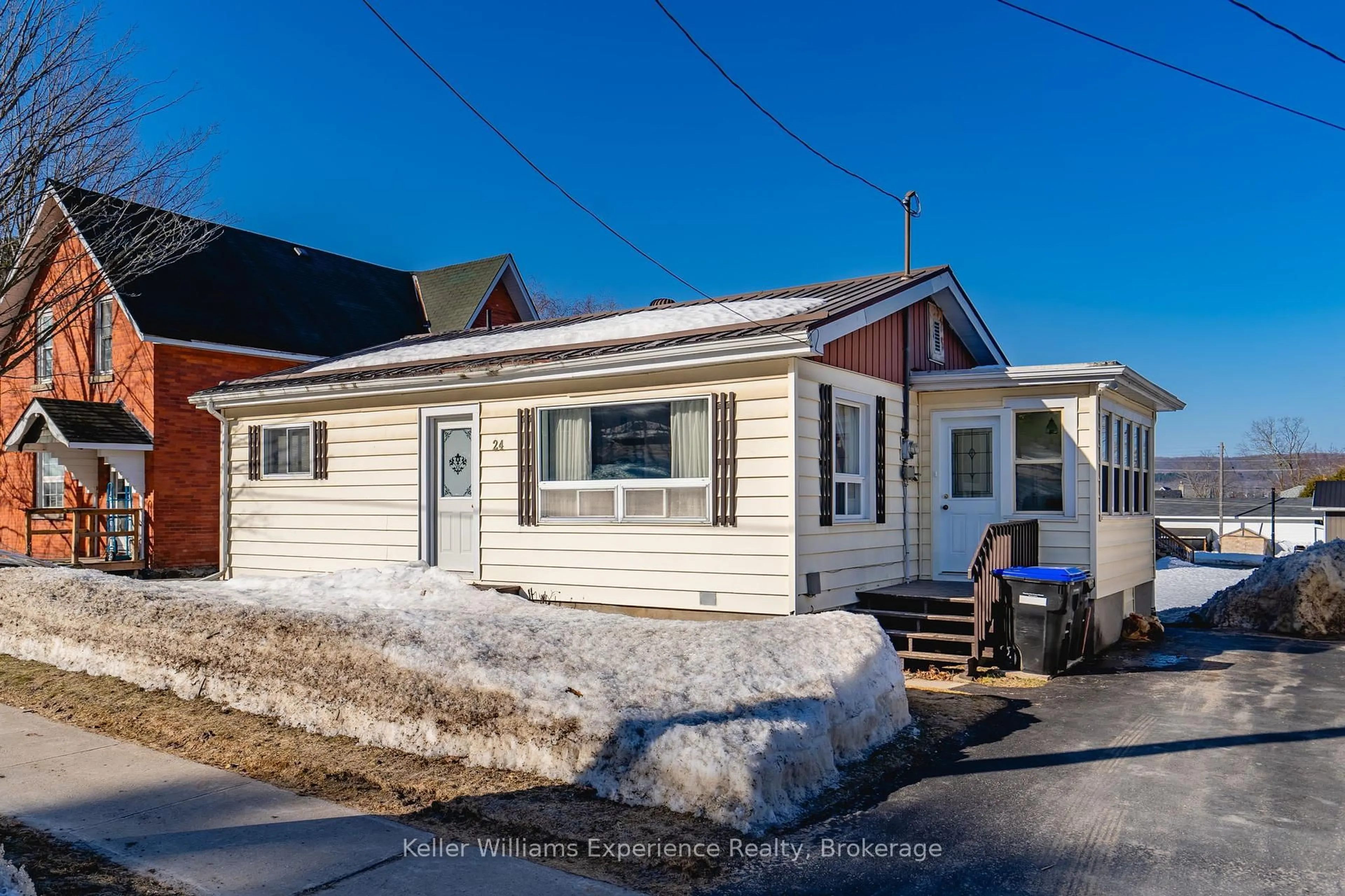 Unknown for 24 Fox St, Penetanguishene Ontario L9M 1R9