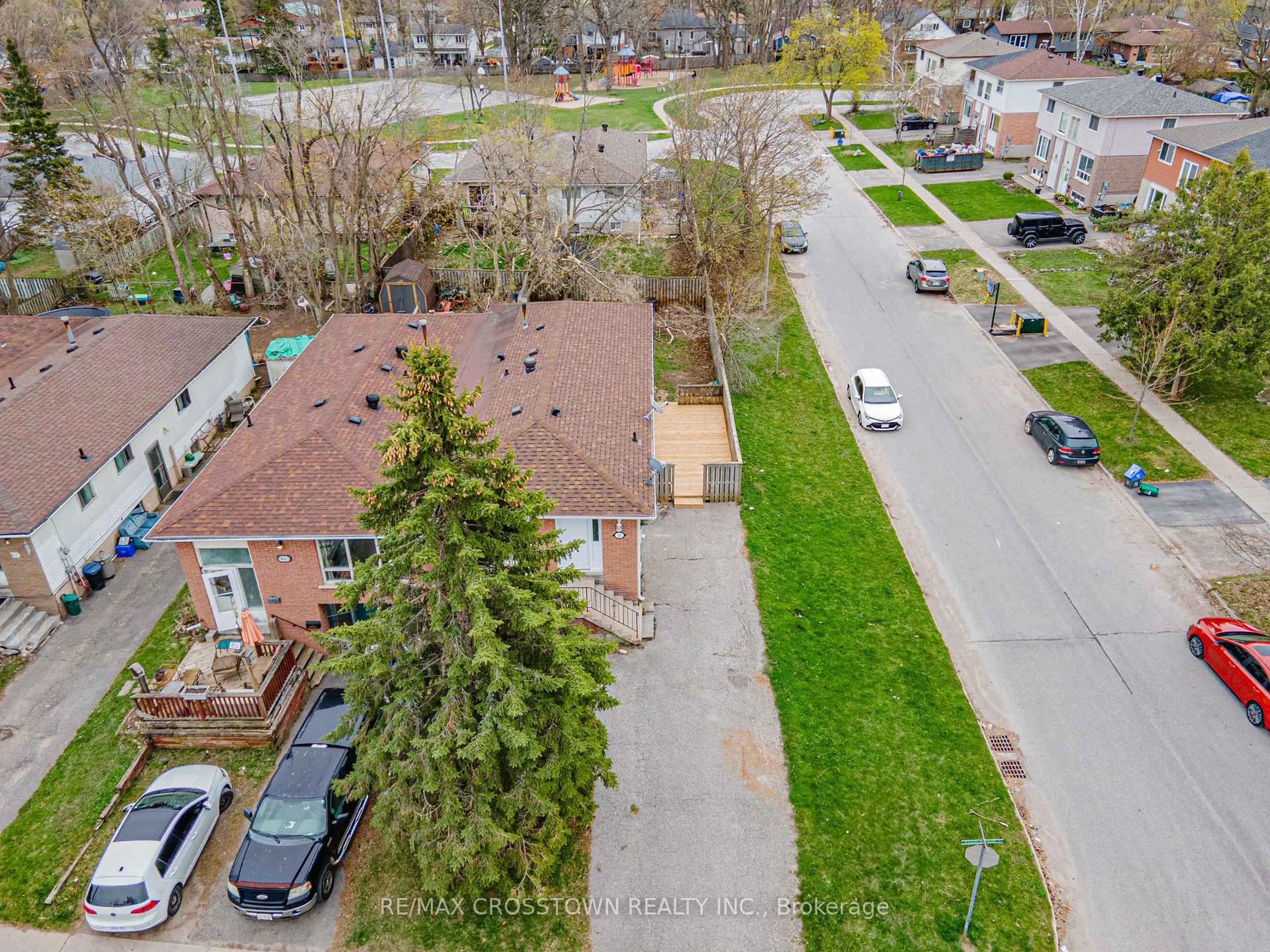 A pic from outside/outdoor area/front of a property/back of a property/a pic from drone, street for 43 Charlbrook Ave, Barrie Ontario L4M 2Y6