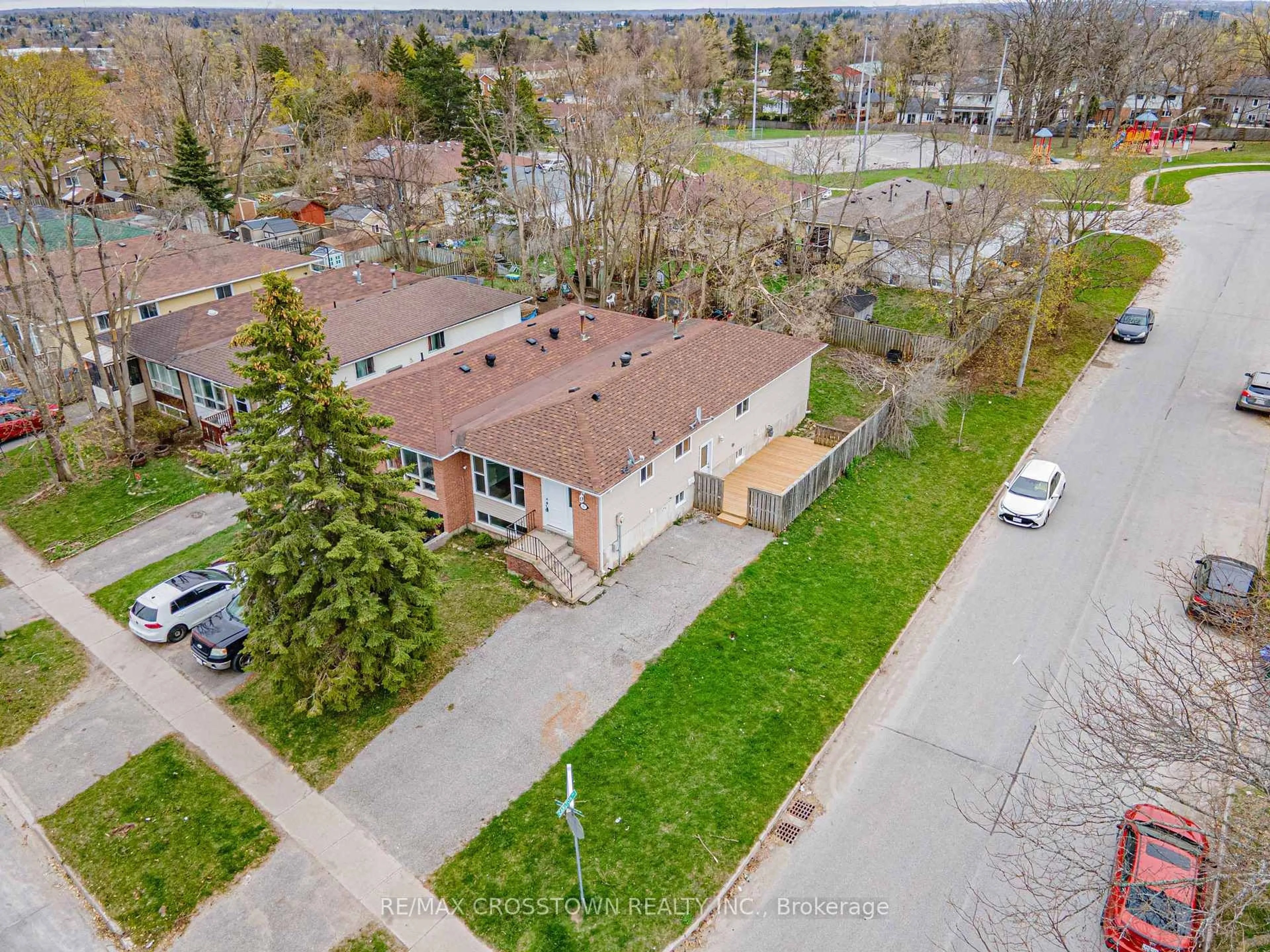 A pic from outside/outdoor area/front of a property/back of a property/a pic from drone, street for 43 Charlbrook Ave, Barrie Ontario L4M 2Y6