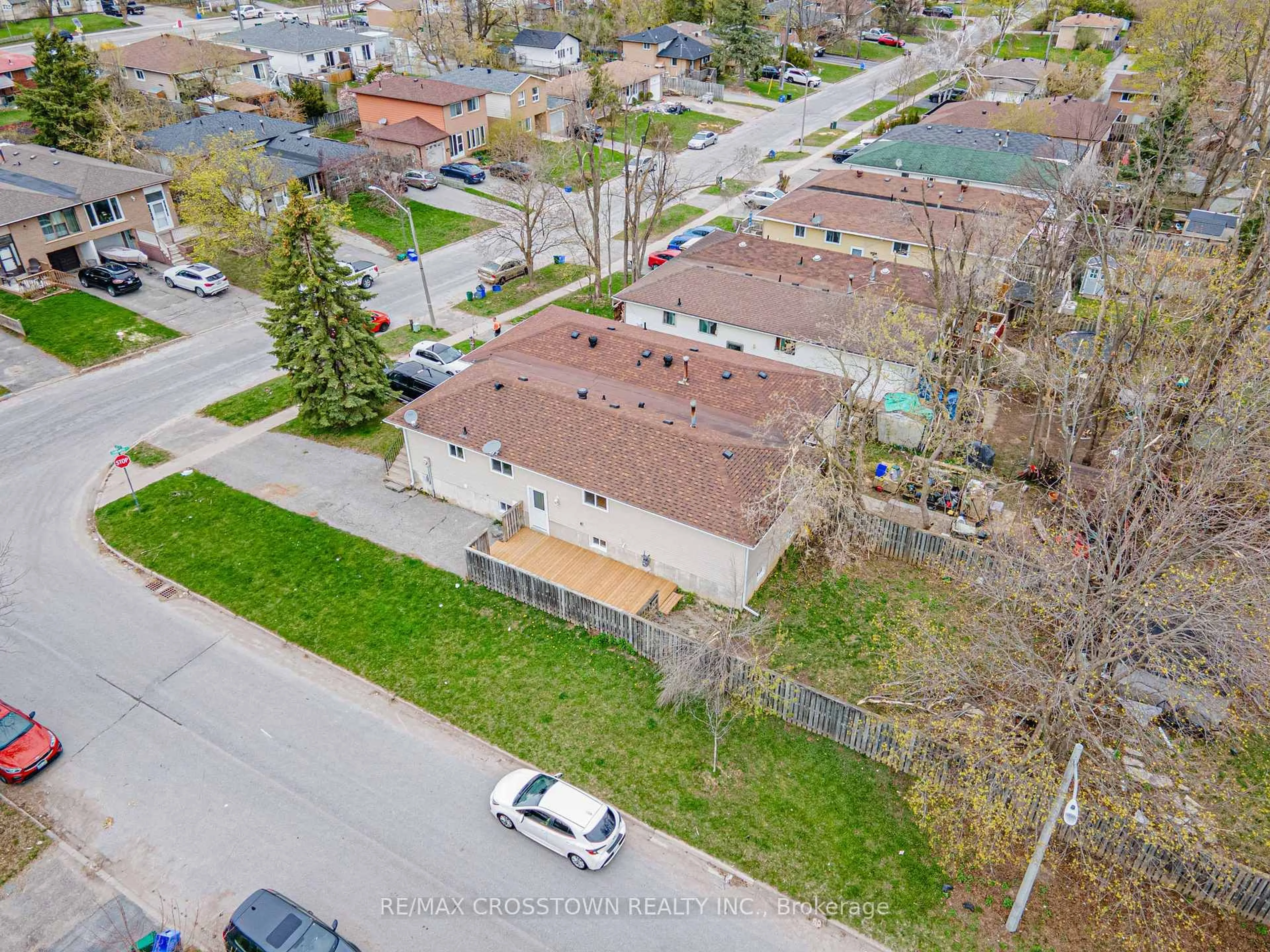A pic from outside/outdoor area/front of a property/back of a property/a pic from drone, street for 43 Charlbrook Ave, Barrie Ontario L4M 2Y6
