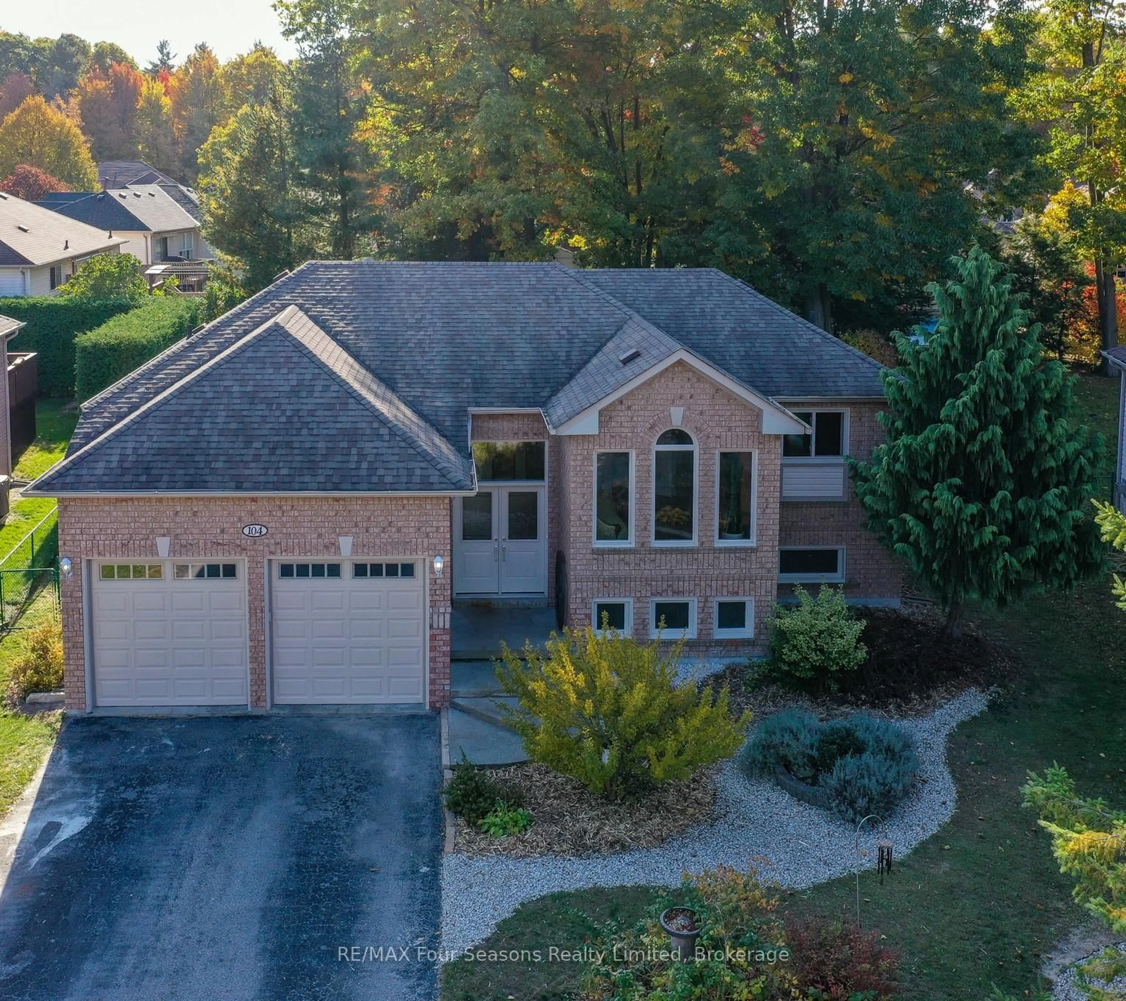 A pic from outside/outdoor area/front of a property/back of a property/a pic from drone, unknown for 104 Silver Birch Ave, Wasaga Beach Ontario L9Z 1N8