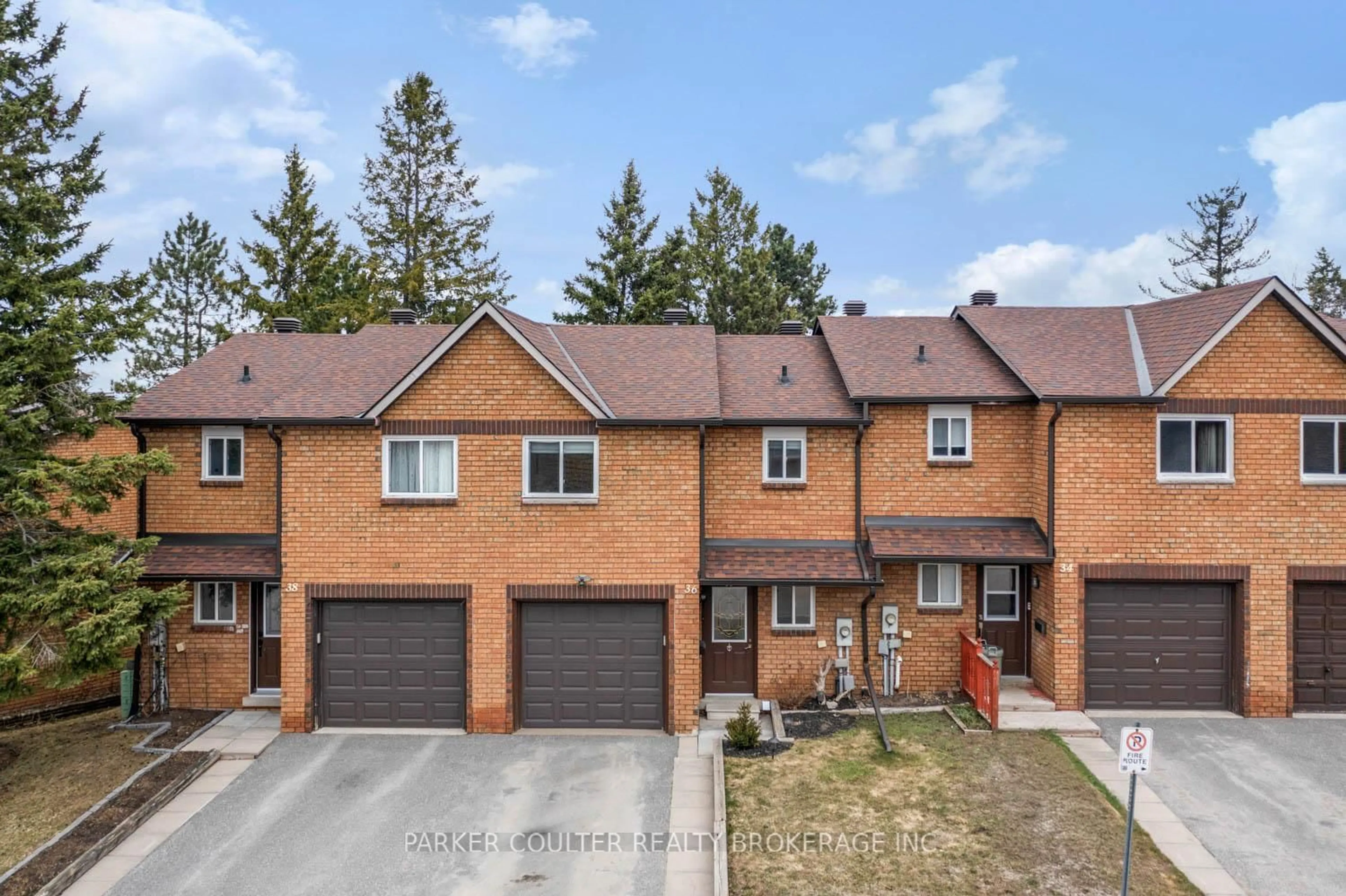 A pic from outside/outdoor area/front of a property/back of a property/a pic from drone, street for 36 Loggers Ru, Barrie Ontario L4N 6W3