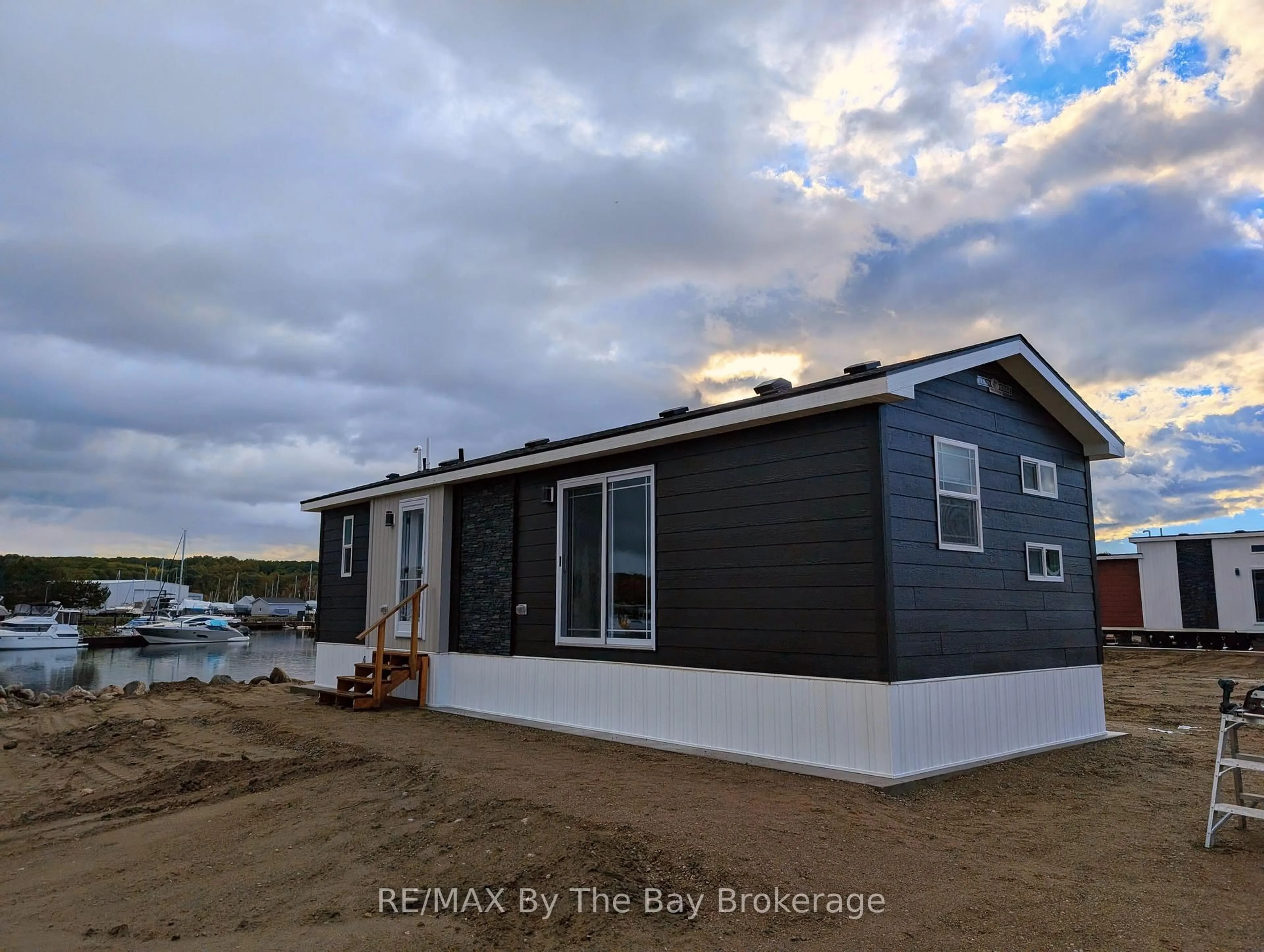 Home with vinyl exterior material, building for 3282 Ogdens Beach Rd #62, Midland Ontario L9S 2K6