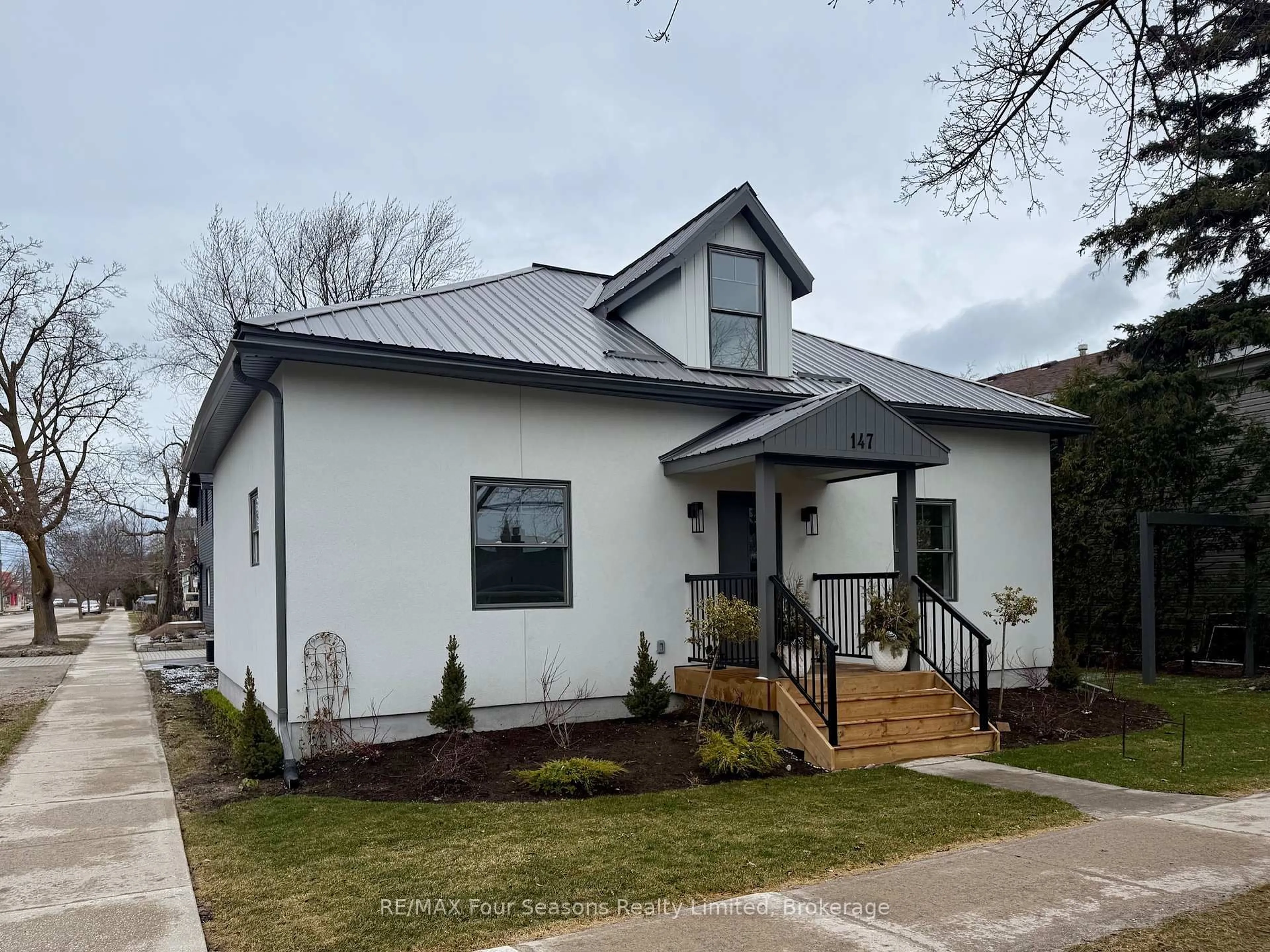 Home with vinyl exterior material, street for 147 Second St, Collingwood Ontario L9Y 1E7