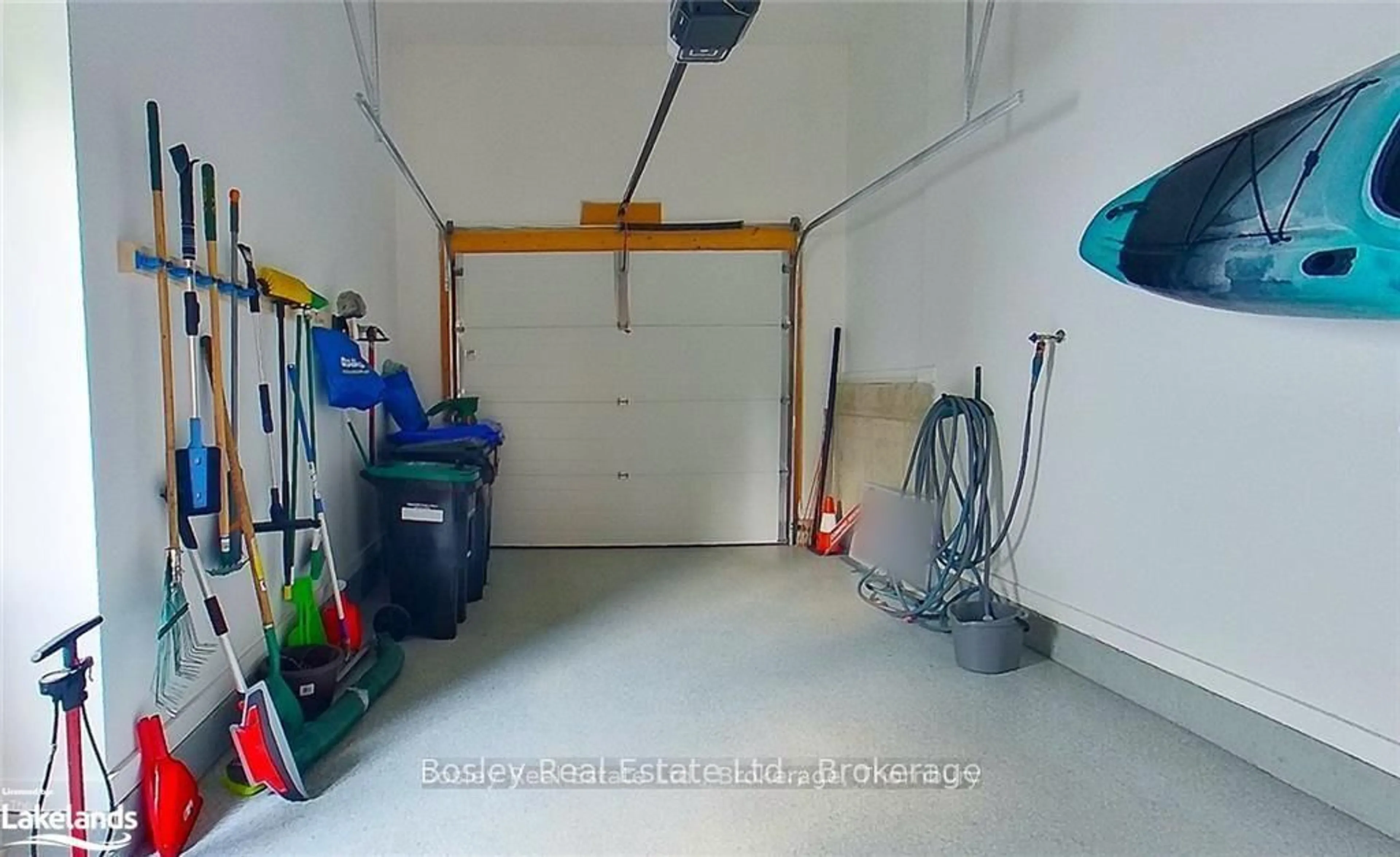 Indoor garage for 2189 Shore Lane, Wasaga Beach Ontario L9Z 2X7