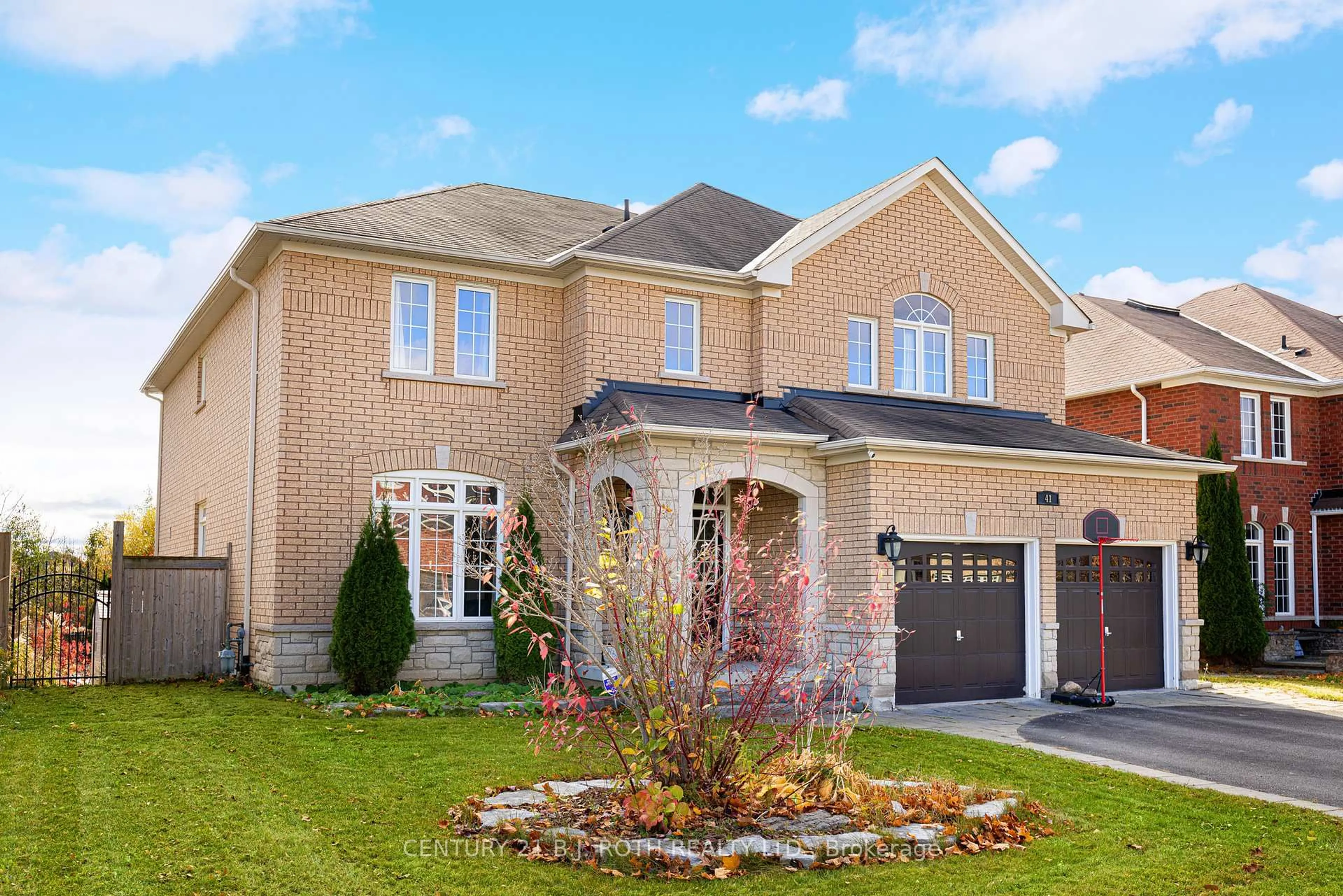 Home with brick exterior material, street for 41 Commonwealth Rd, Barrie Ontario L4M 0E1