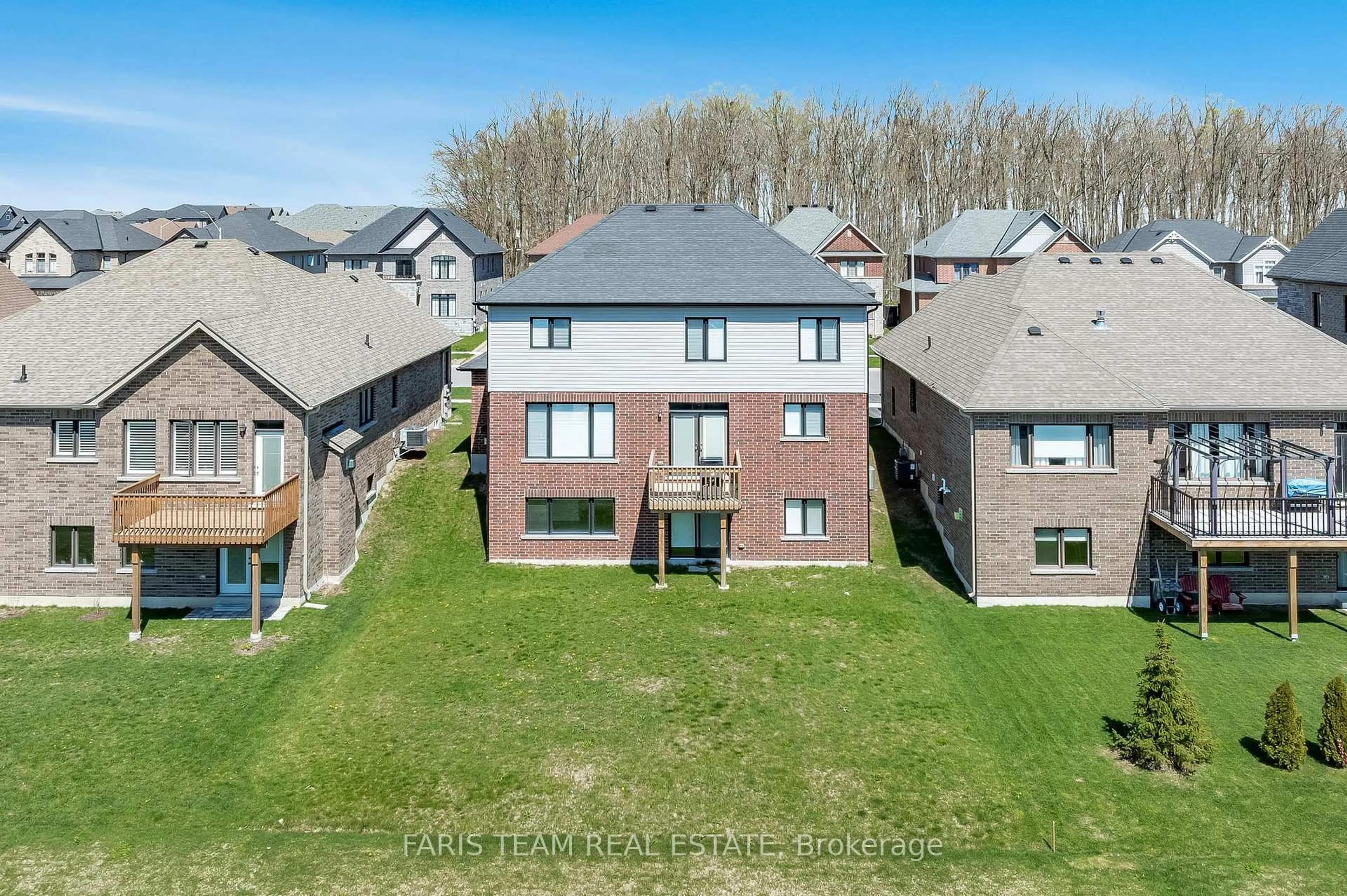 A pic from outside/outdoor area/front of a property/back of a property/a pic from drone, unknown for 3096 Orion Blvd, Orillia Ontario L3V 8L4