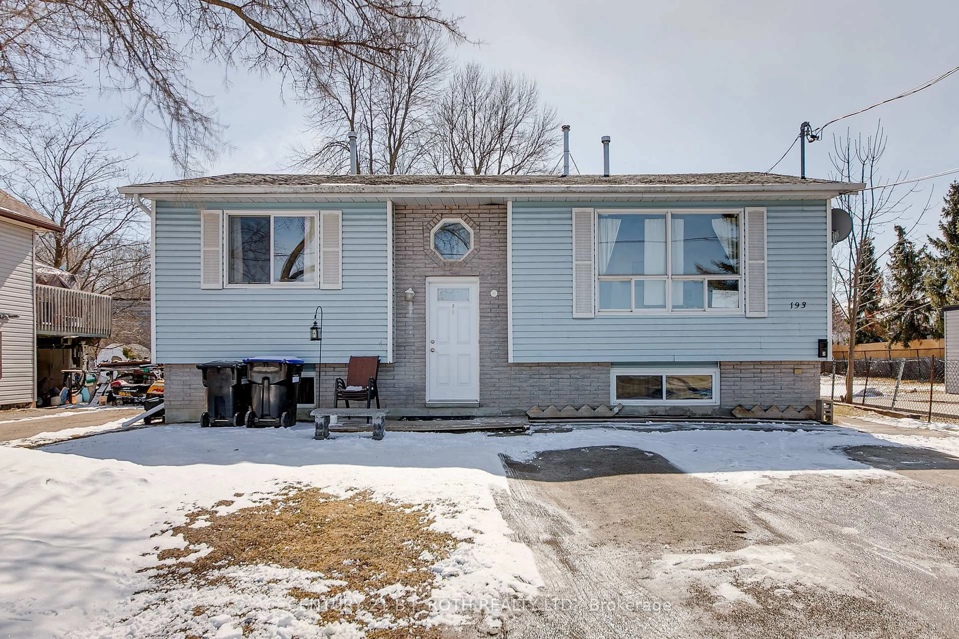 Home with vinyl exterior material, street for 193 Elizabeth St, Midland Ontario L4R 1Y3