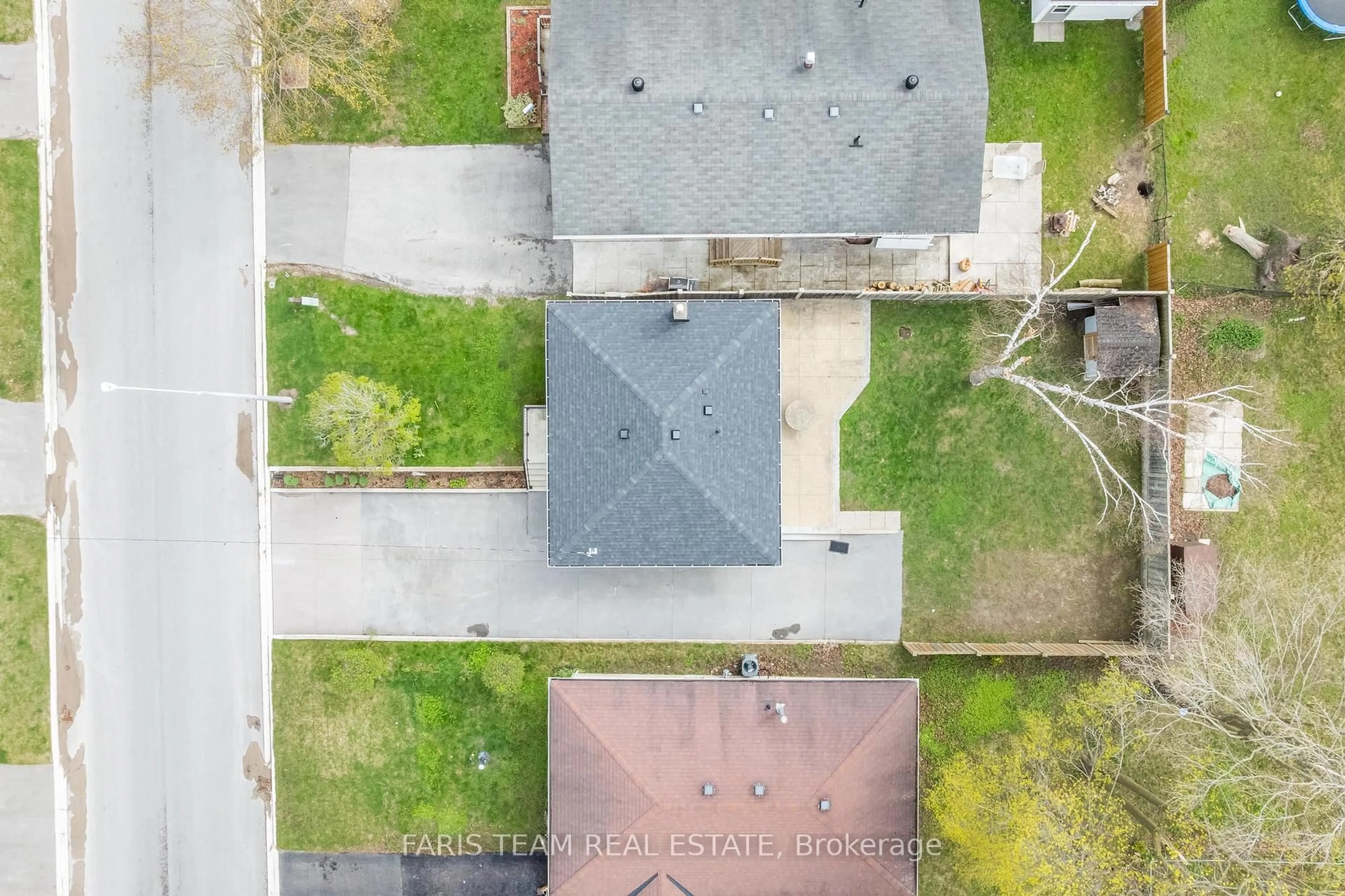 A pic from outside/outdoor area/front of a property/back of a property/a pic from drone, street for 135 Gunn St, Barrie Ontario L4M 2H6