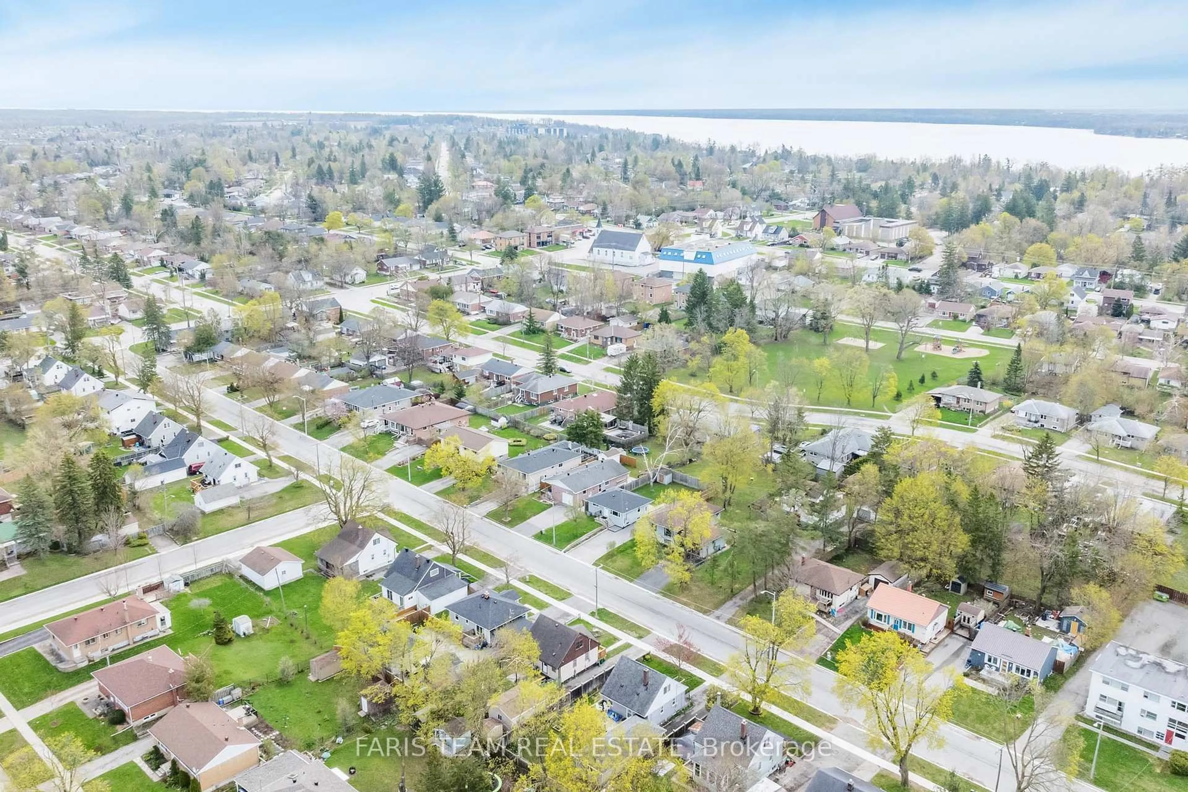 A pic from outside/outdoor area/front of a property/back of a property/a pic from drone, street for 135 Gunn St, Barrie Ontario L4M 2H6