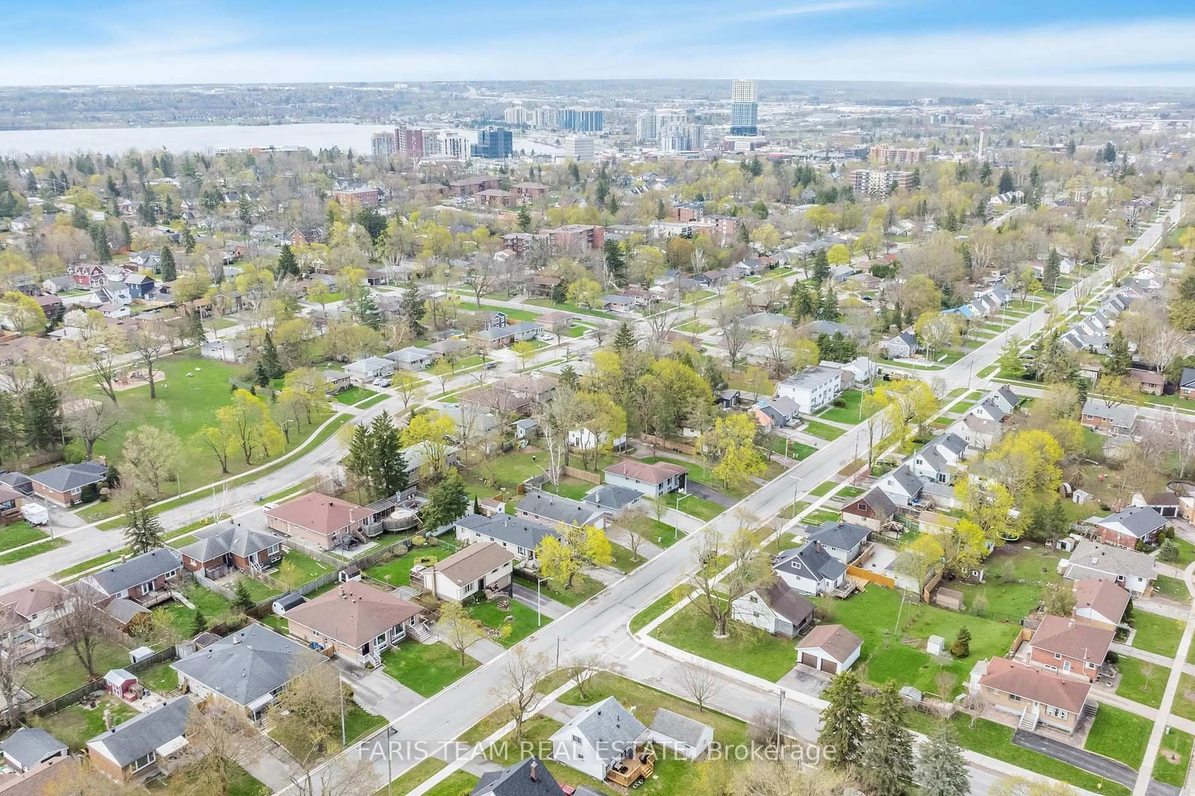 A pic from outside/outdoor area/front of a property/back of a property/a pic from drone, street for 135 Gunn St, Barrie Ontario L4M 2H6