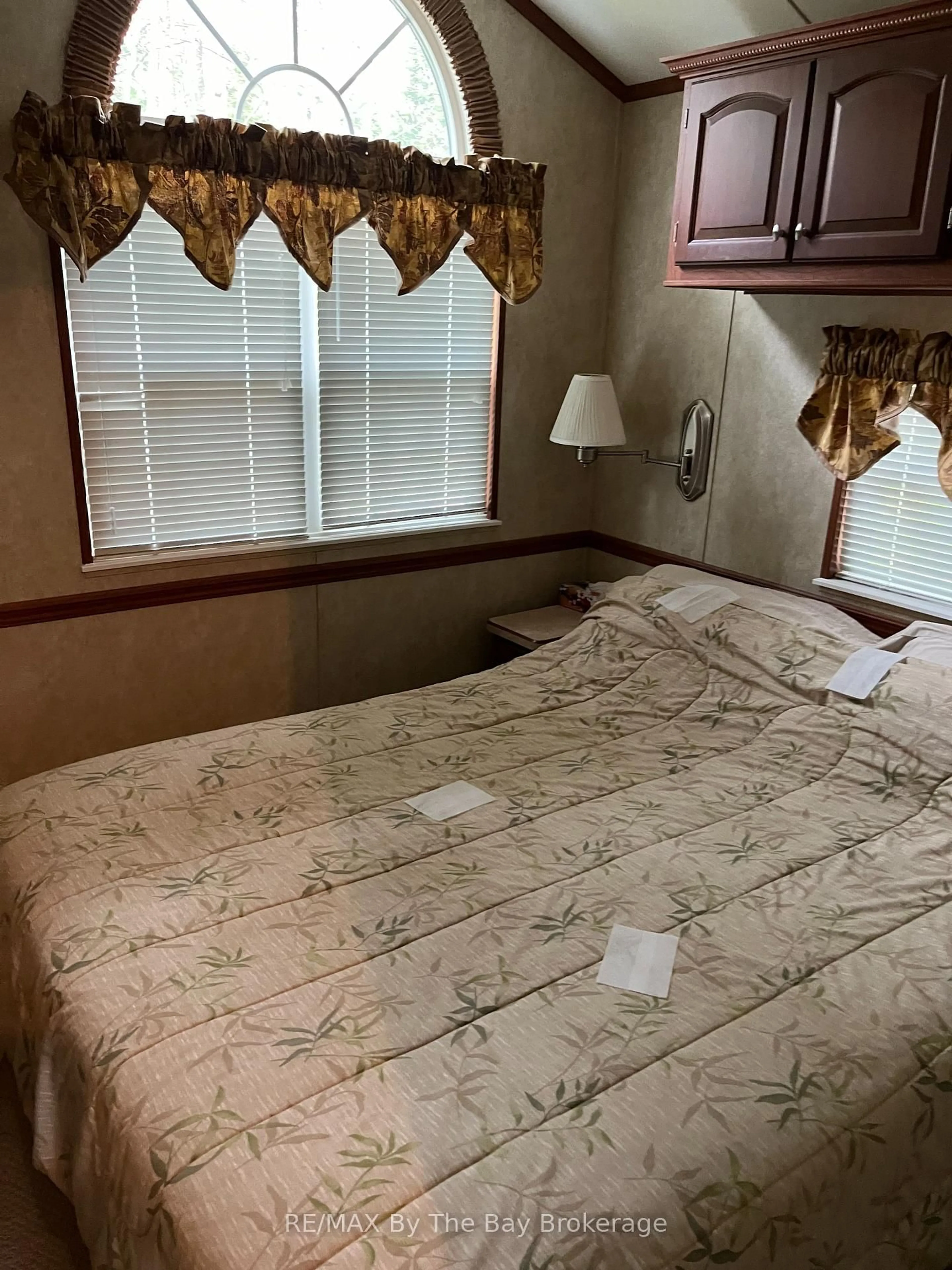 Bedroom with bed, unknown for 50 TEMAGAMI Tr, Wasaga Beach Ontario L9Z 1X7