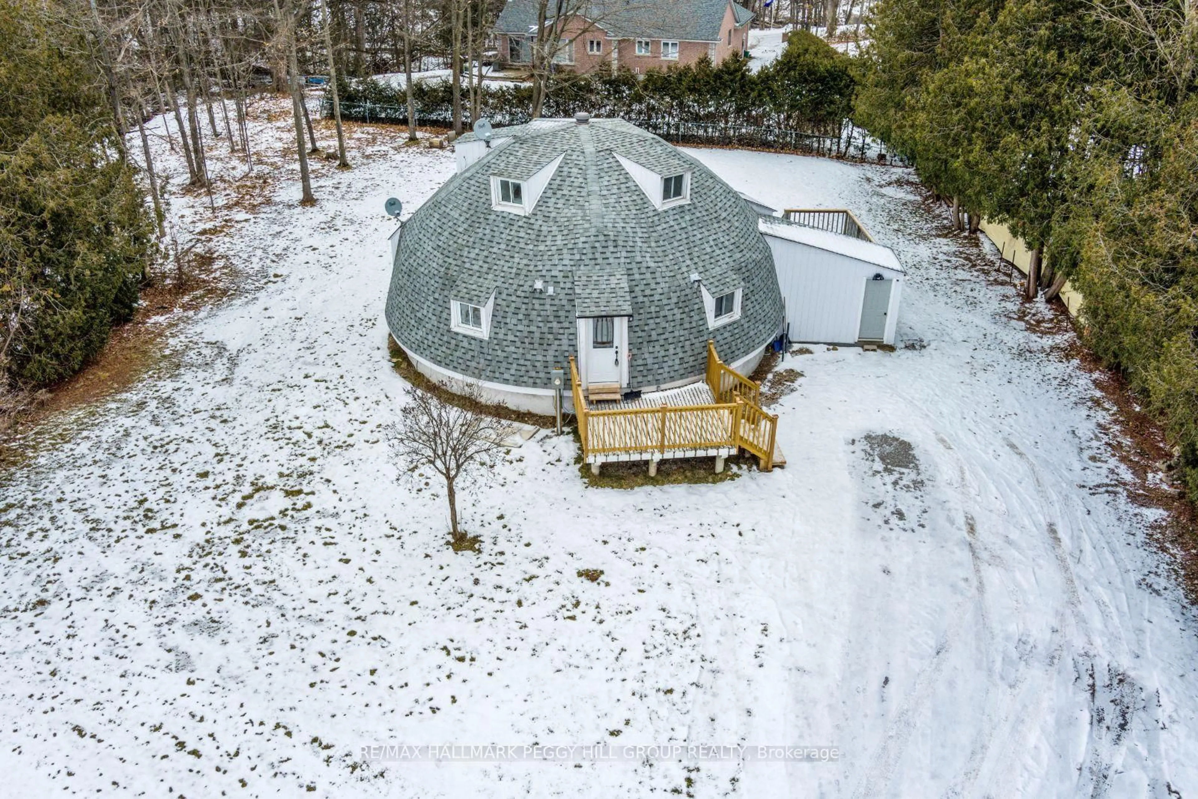 A pic from outside/outdoor area/front of a property/back of a property/a pic from drone, building for 47 Campbell Ave, Oro-Medonte Ontario L0L 1T0