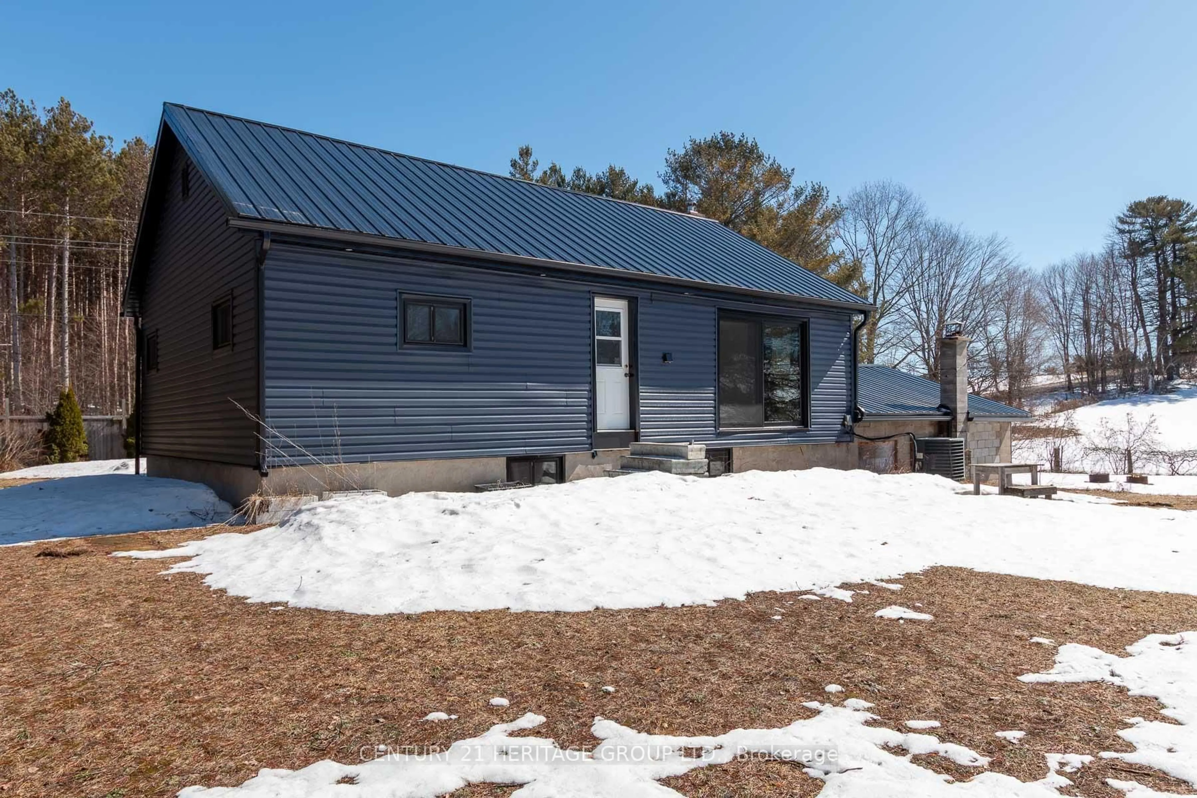 Home with vinyl exterior material, unknown for 1376 13 Line, Oro-Medonte Ontario L0L 1T0
