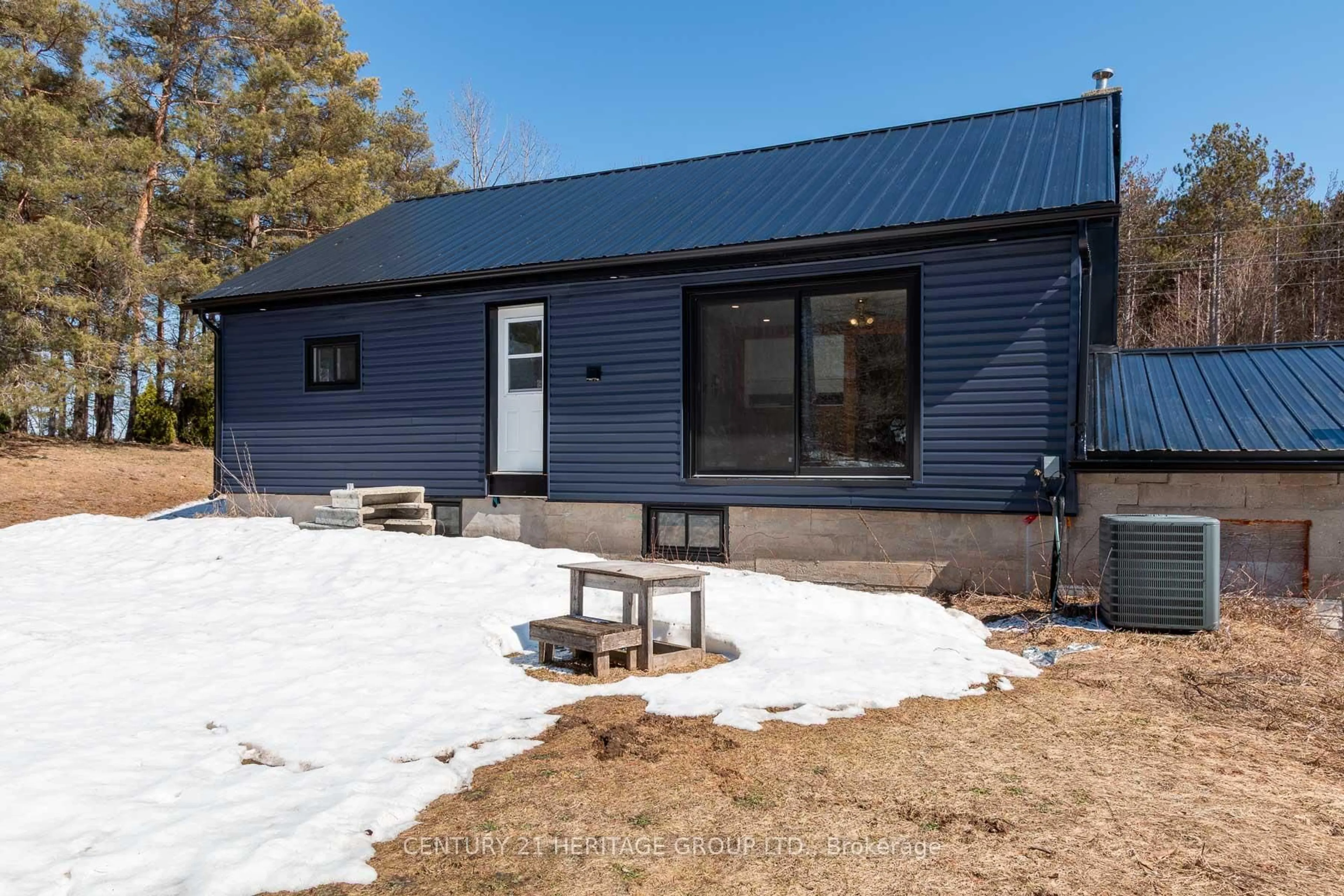 Home with vinyl exterior material, unknown for 1376 13 Line, Oro-Medonte Ontario L0L 1T0