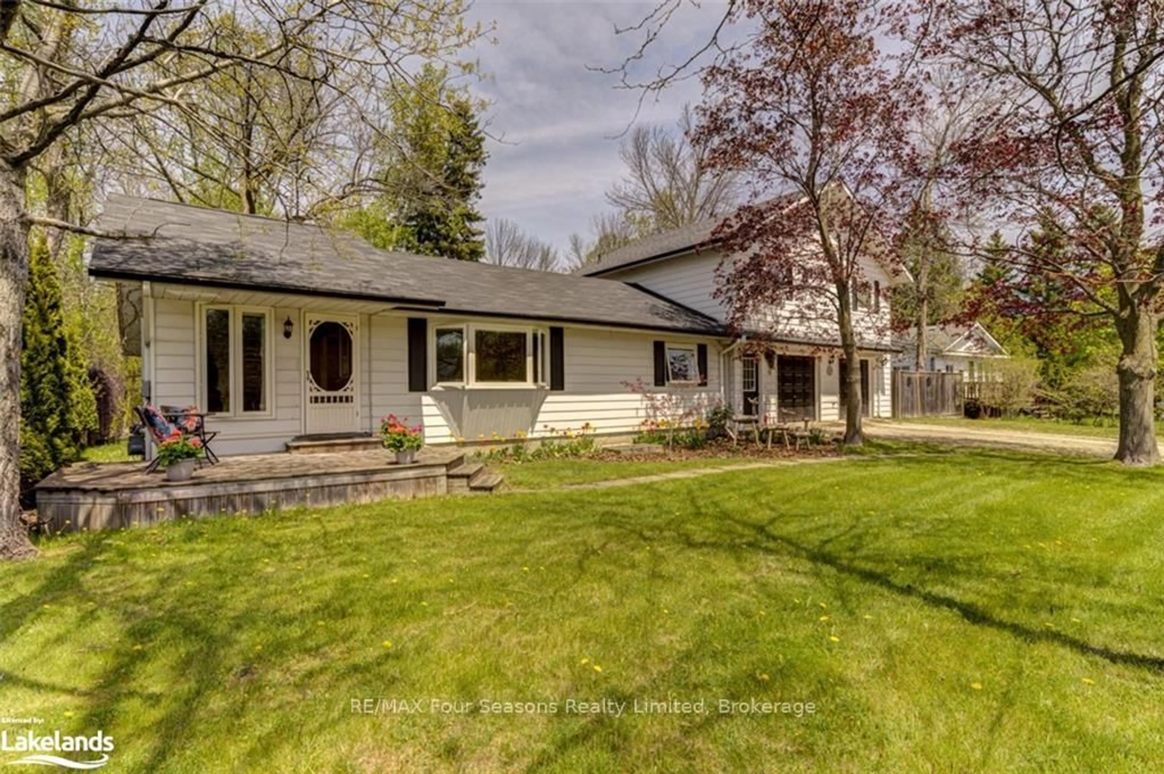A pic from outside/outdoor area/front of a property/back of a property/a pic from drone, unknown for 13 Belcher St, Collingwood Ontario L9Y 3Z1