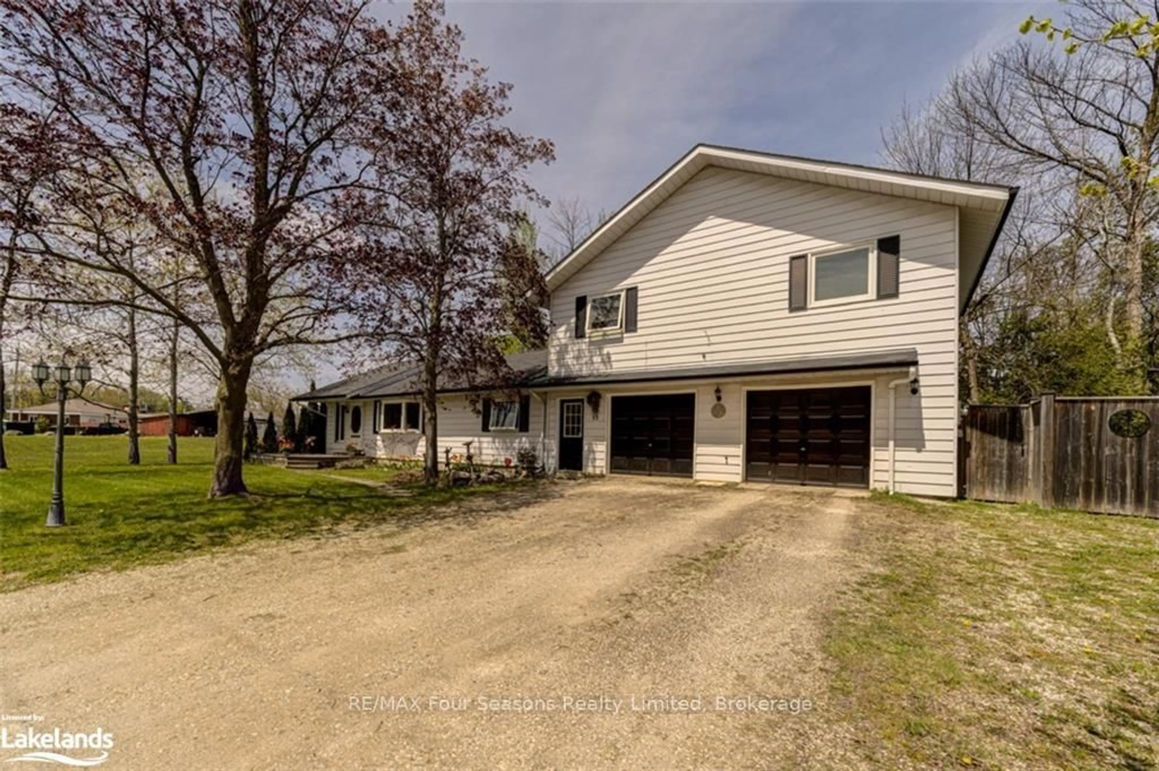 A pic from outside/outdoor area/front of a property/back of a property/a pic from drone, street for 13 Belcher St, Collingwood Ontario L9Y 3Z1