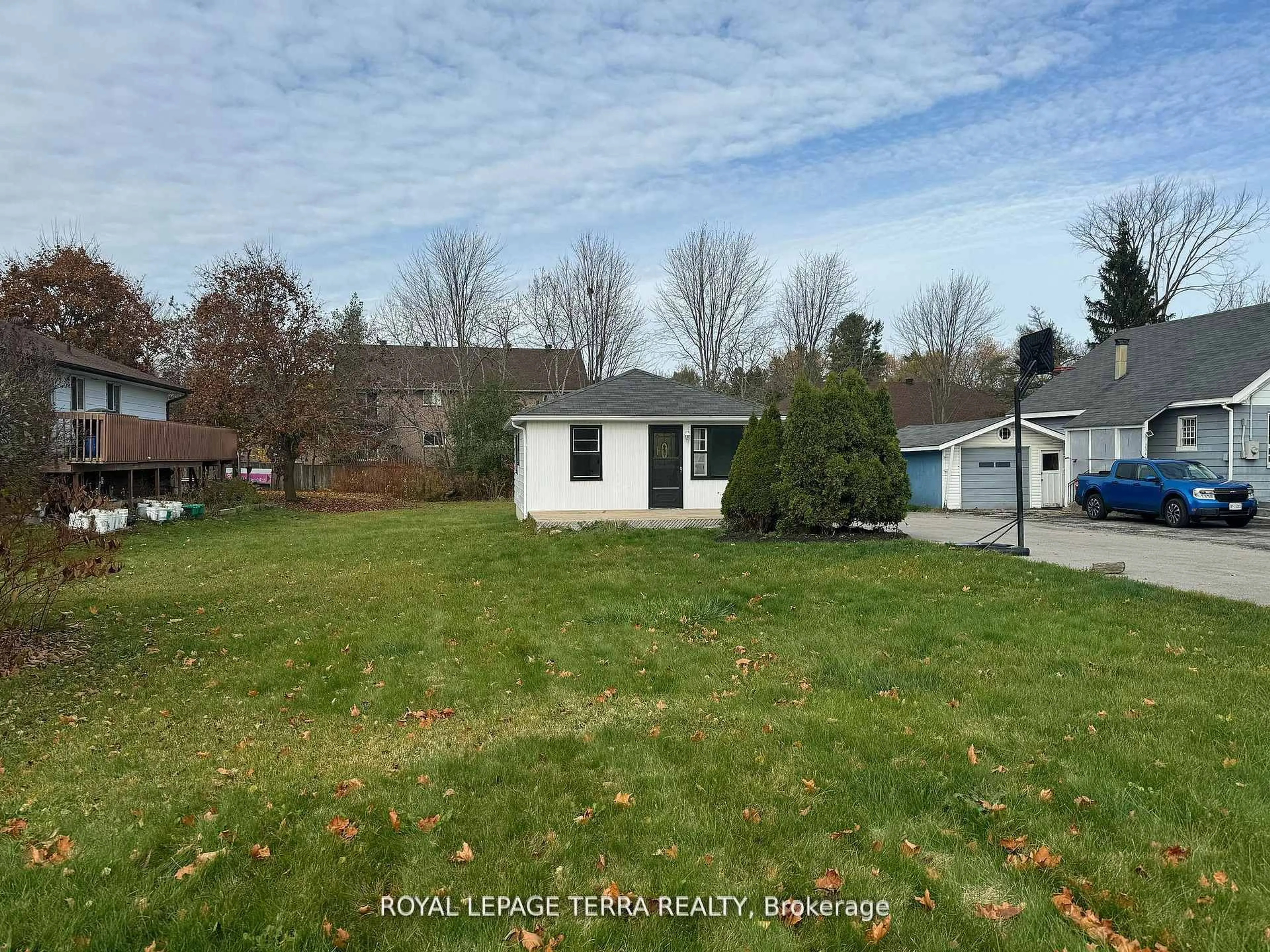 A pic from outside/outdoor area/front of a property/back of a property/a pic from drone, unknown for 328 Little Ave, Barrie Ontario L4N 2Z6