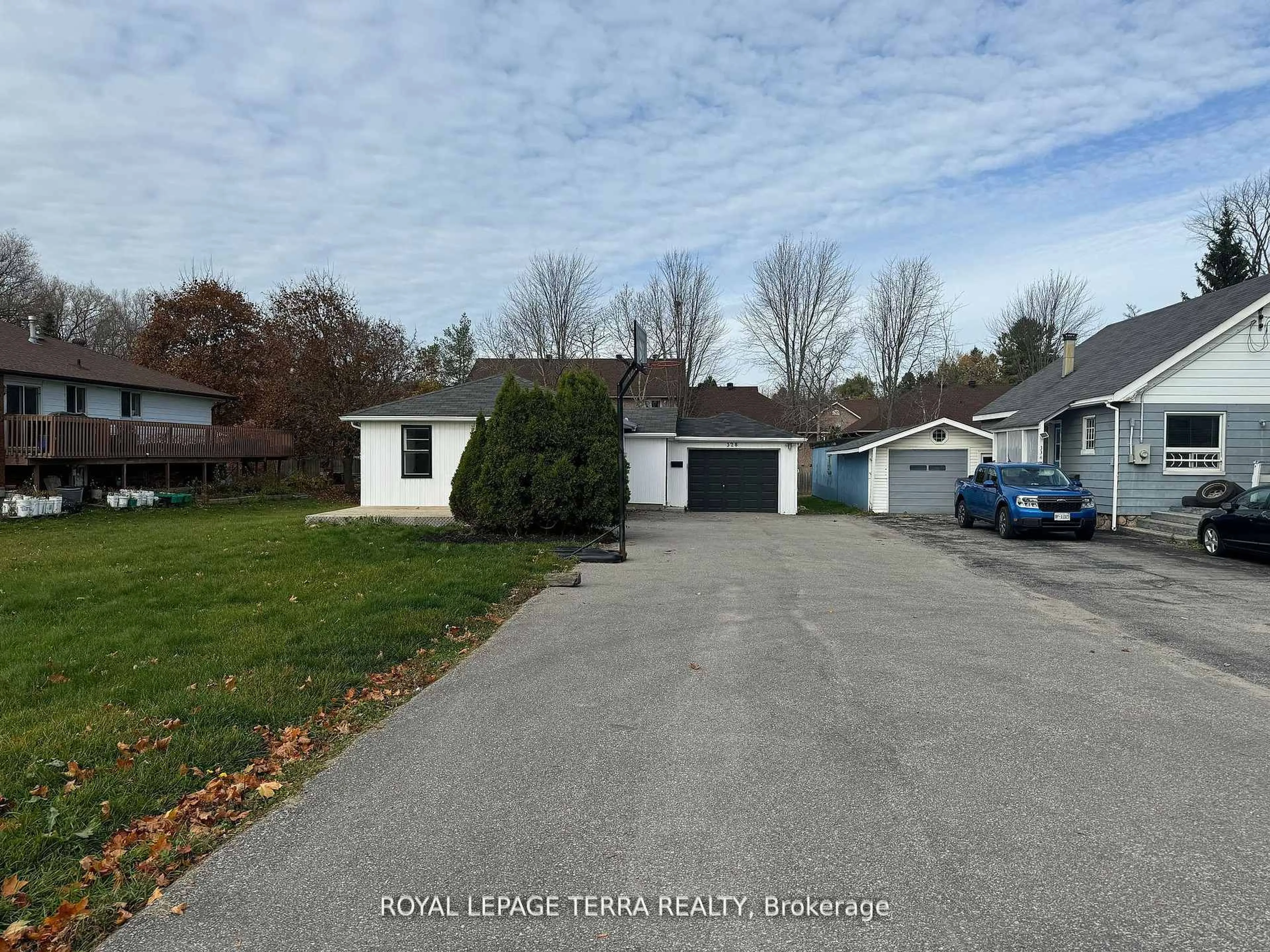 A pic from outside/outdoor area/front of a property/back of a property/a pic from drone, street for 328 Little Ave, Barrie Ontario L4N 2Z6