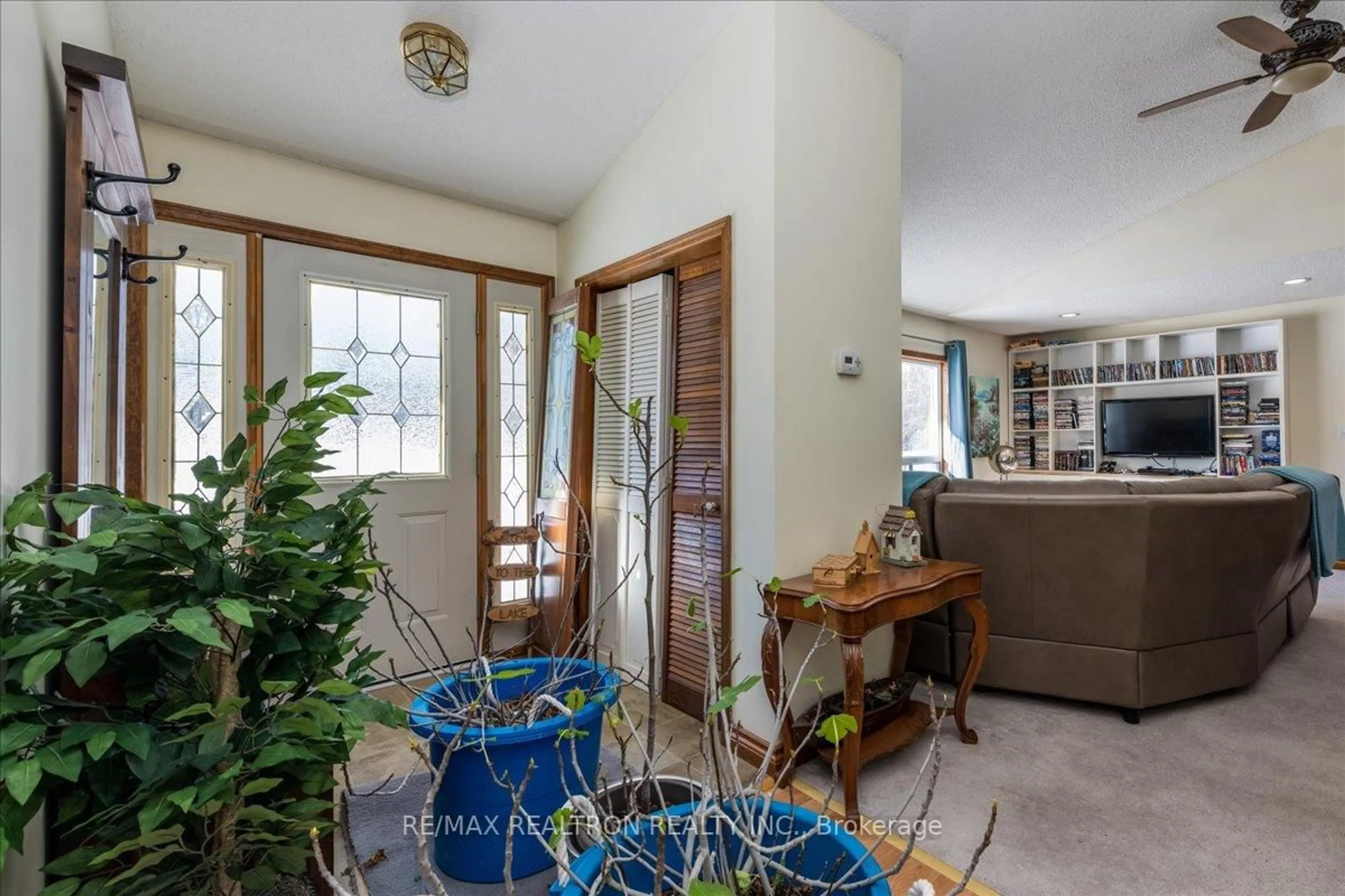 Indoor foyer for 4051 Glen Cedar Dr, Ramara Ontario L3V 6H7