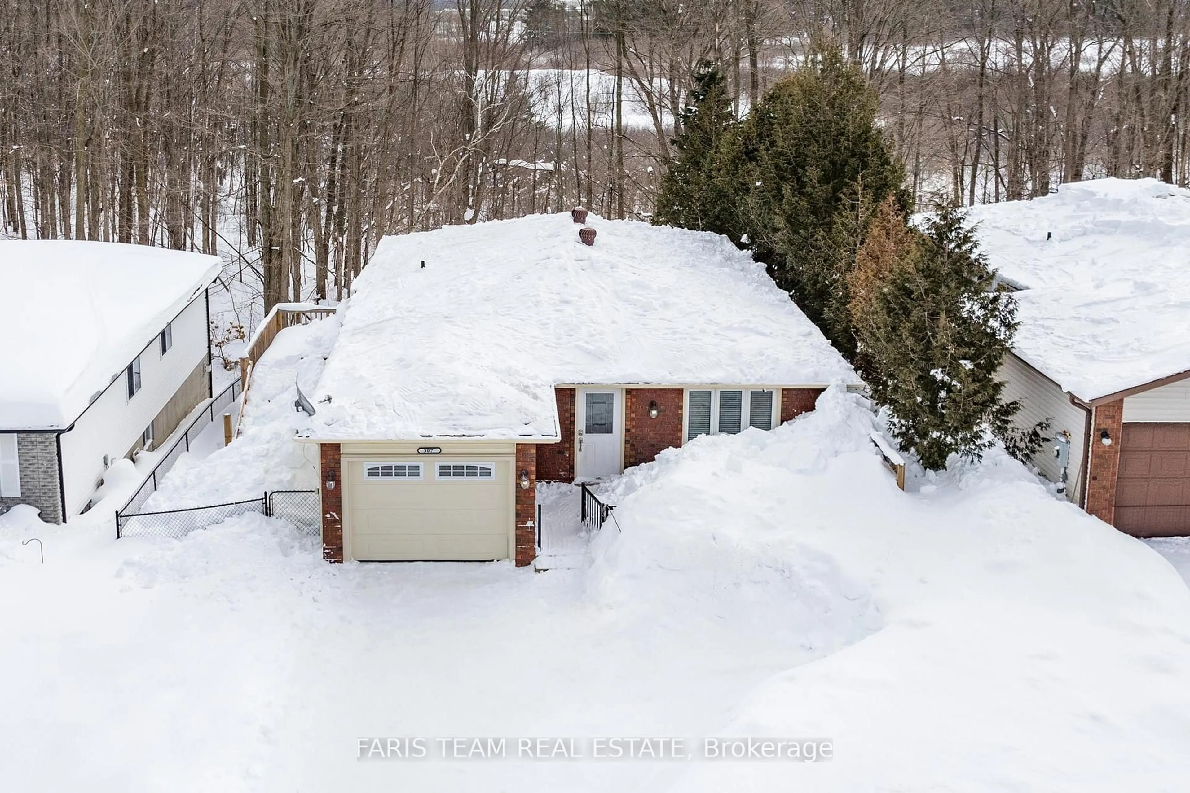 A pic from outside/outdoor area/front of a property/back of a property/a pic from drone, street for 307 Christine Dr, Midland Ontario L4R 5A4