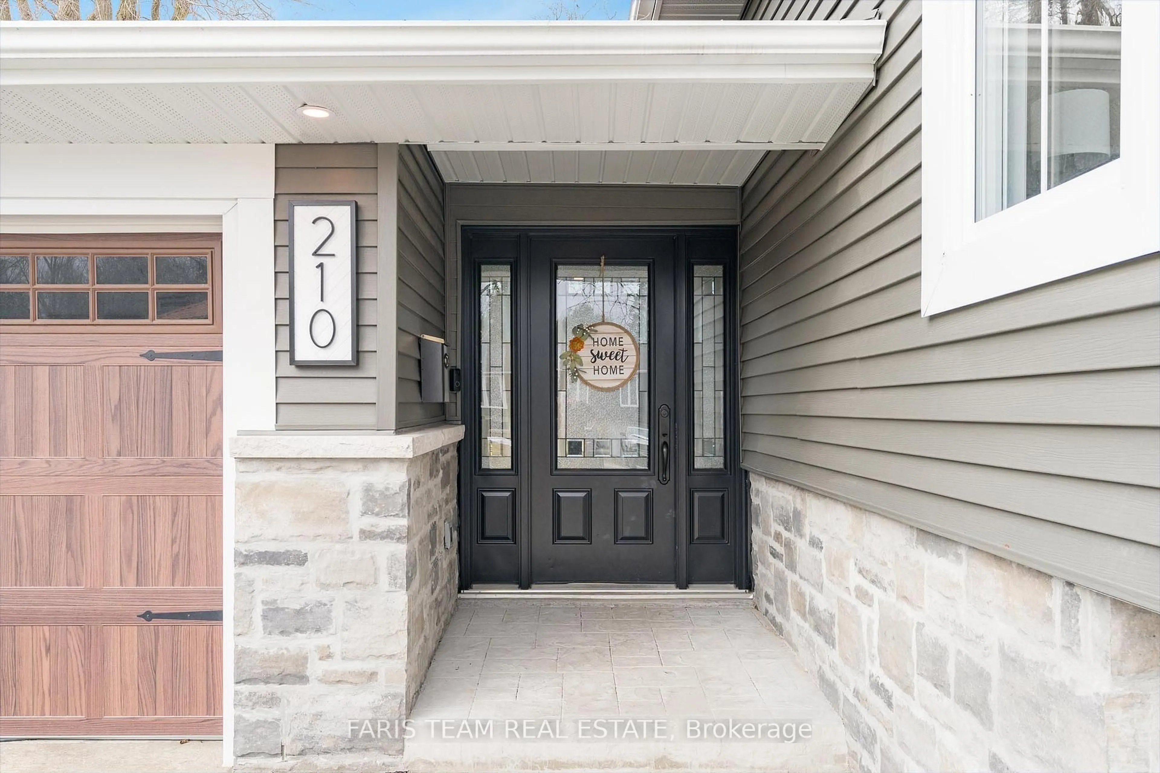 Indoor entryway for 210 Spruce Cres, Barrie Ontario L4N 4A8