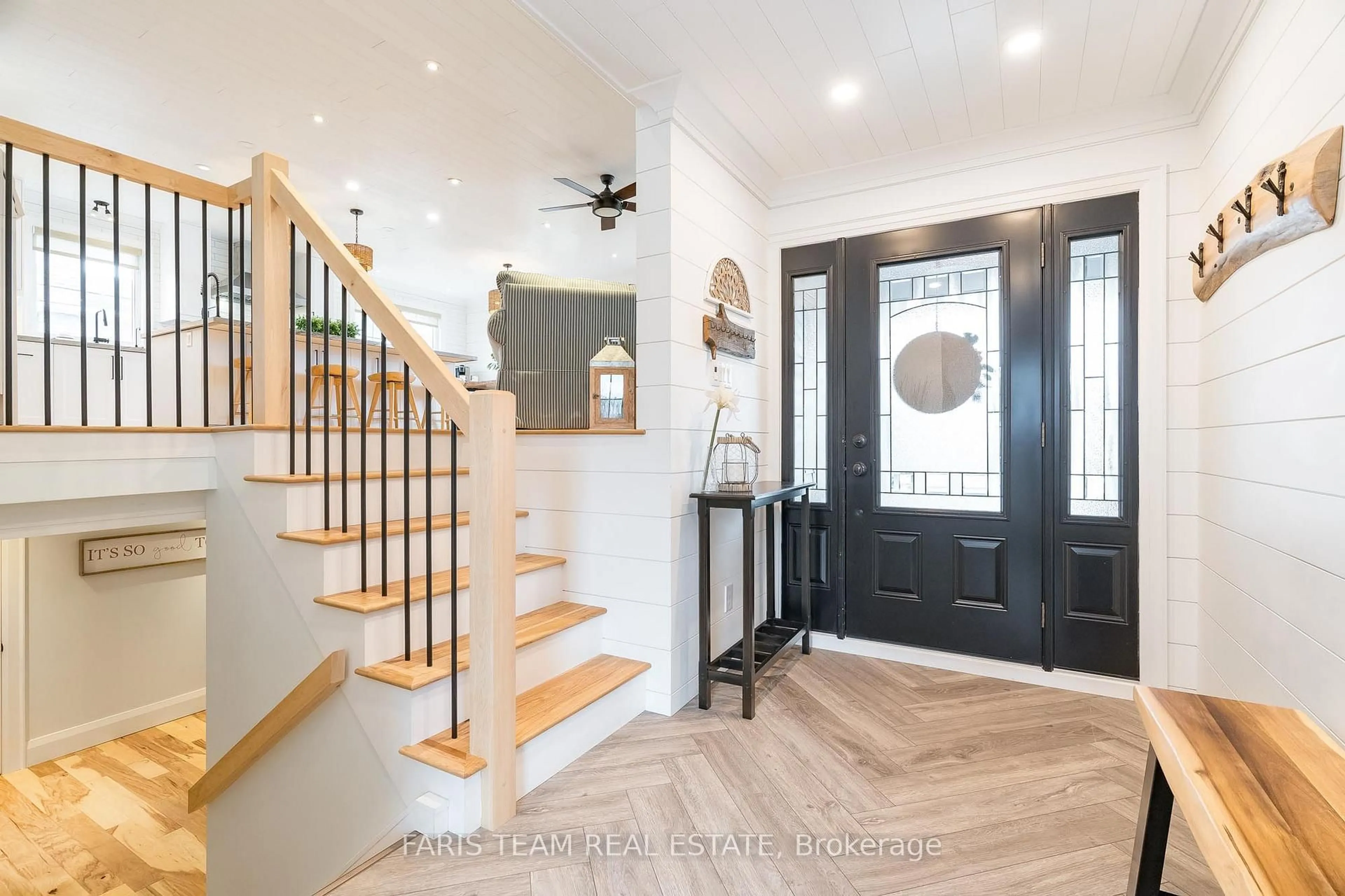 Indoor entryway for 210 Spruce Cres, Barrie Ontario L4N 4A8