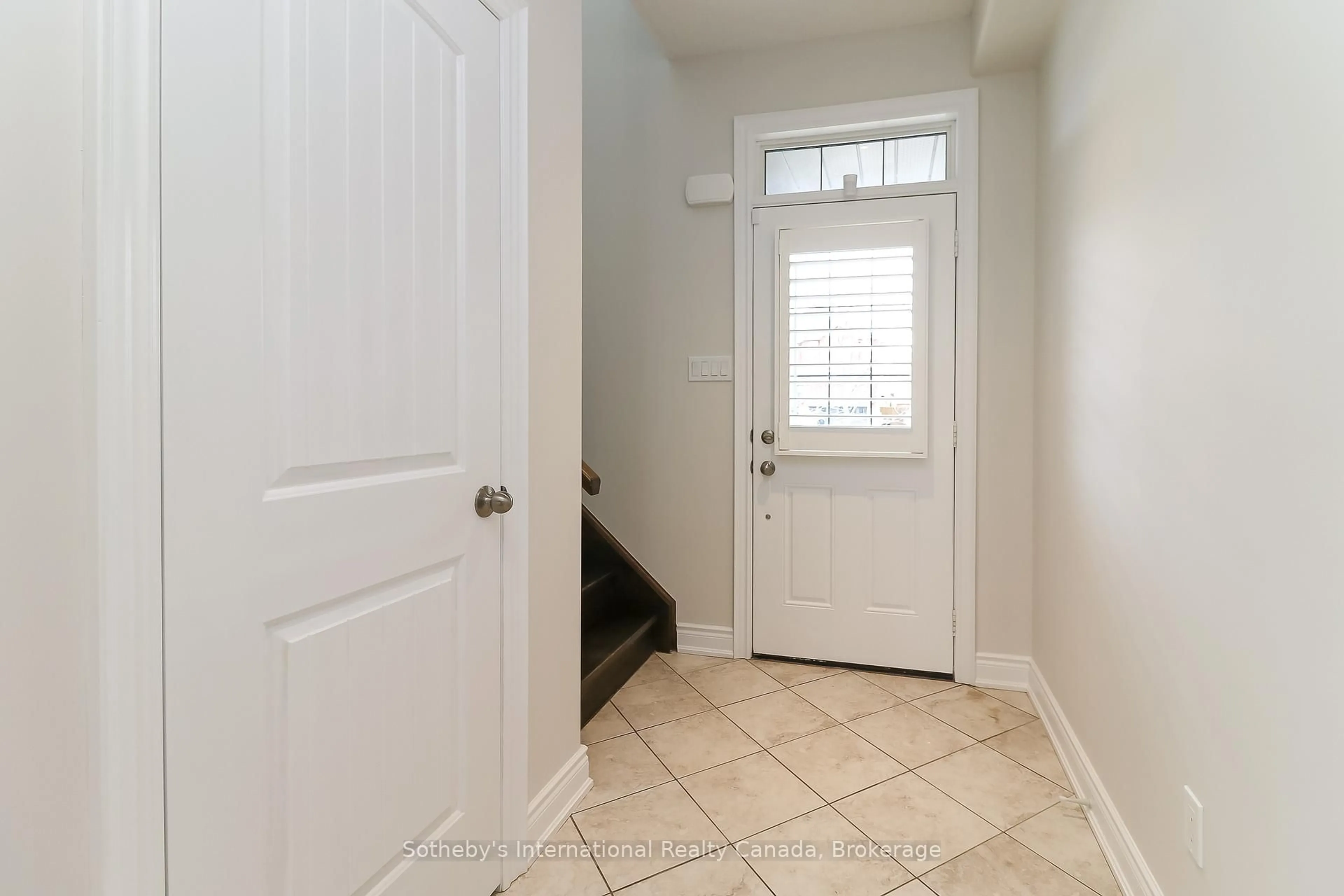 Indoor entryway for 75 Garbutt Cres, Collingwood Ontario L9Y 0H7