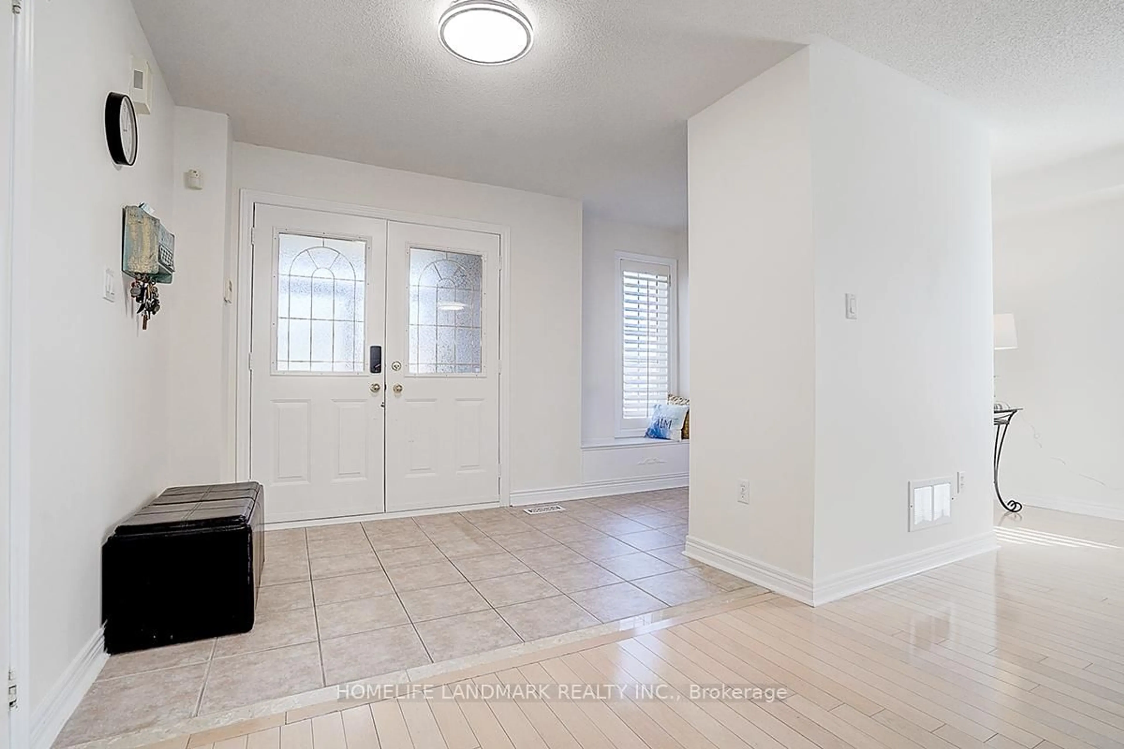 Indoor entryway for 65 Crimson Ridge Rd, Barrie Ontario L4N 0G7