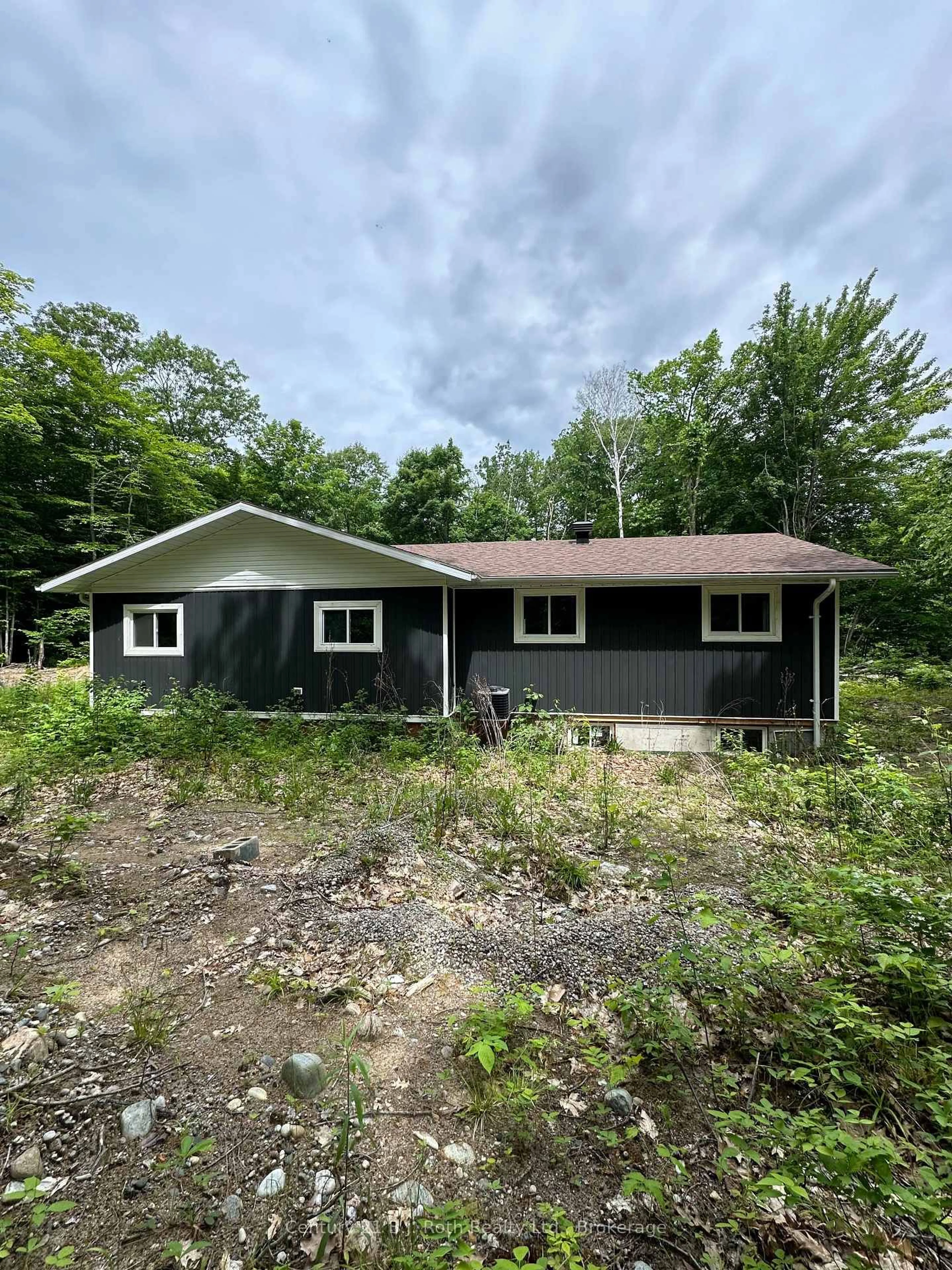 Home with vinyl exterior material, building for 1 Waagosh Miikaans Lane, Christian Island 30 Ontario L9M 0A9