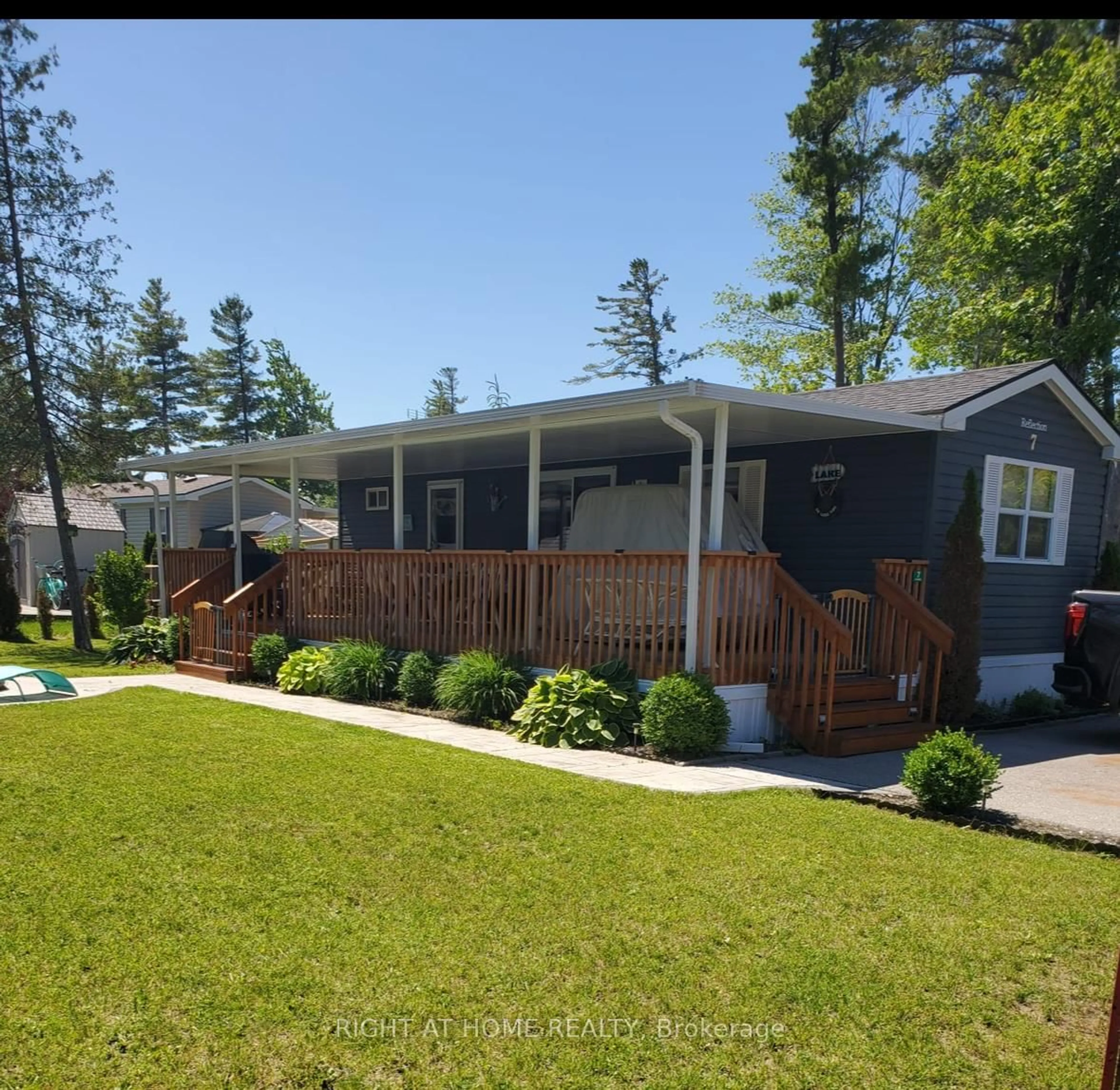 Home with vinyl exterior material, street for 7 Nipagon Circ, Wasaga Beach Ontario L9Z 2M2