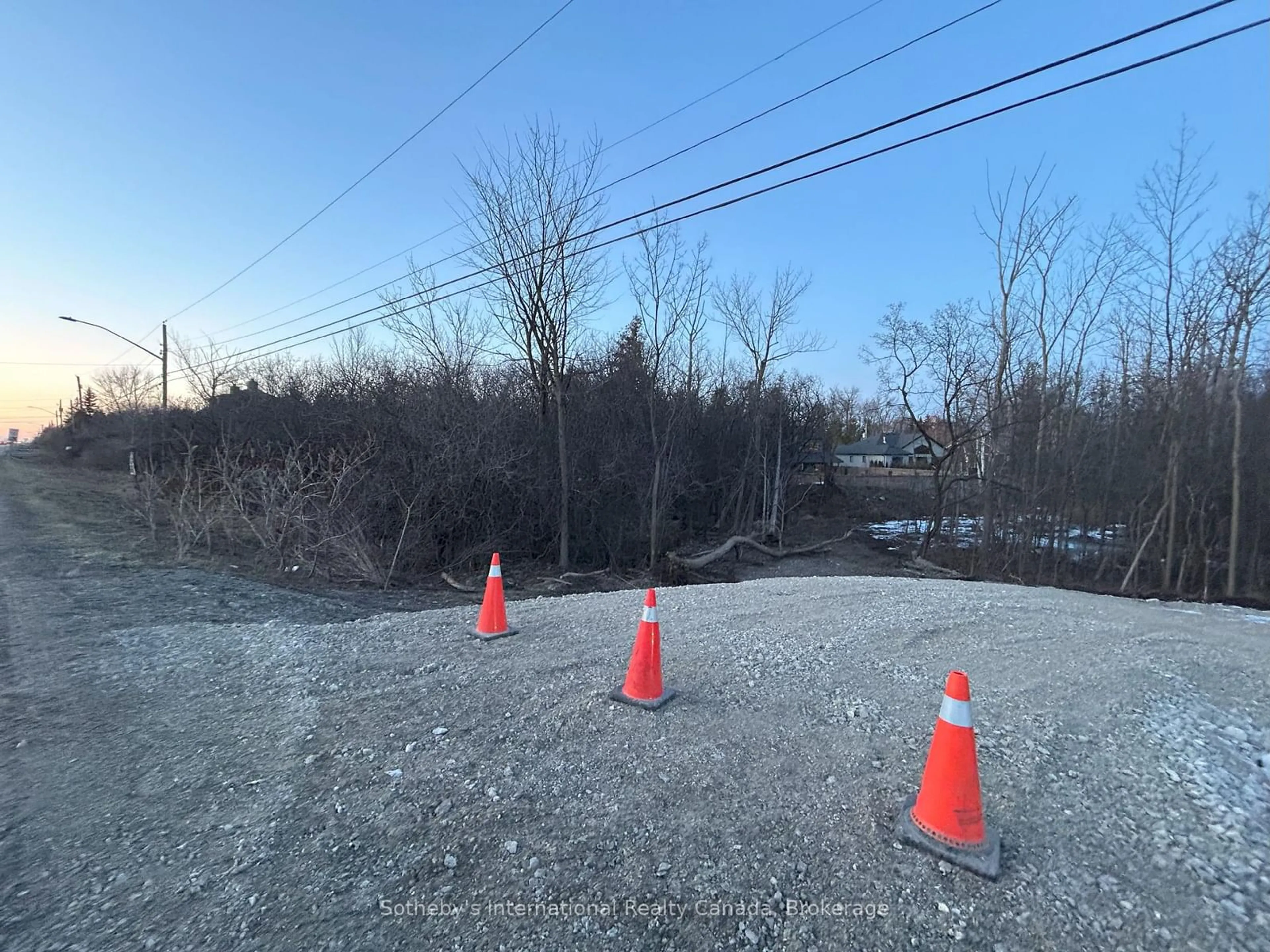 Blurry image for 9742 Beachwood Rd, Collingwood Ontario L9Y 2Z1