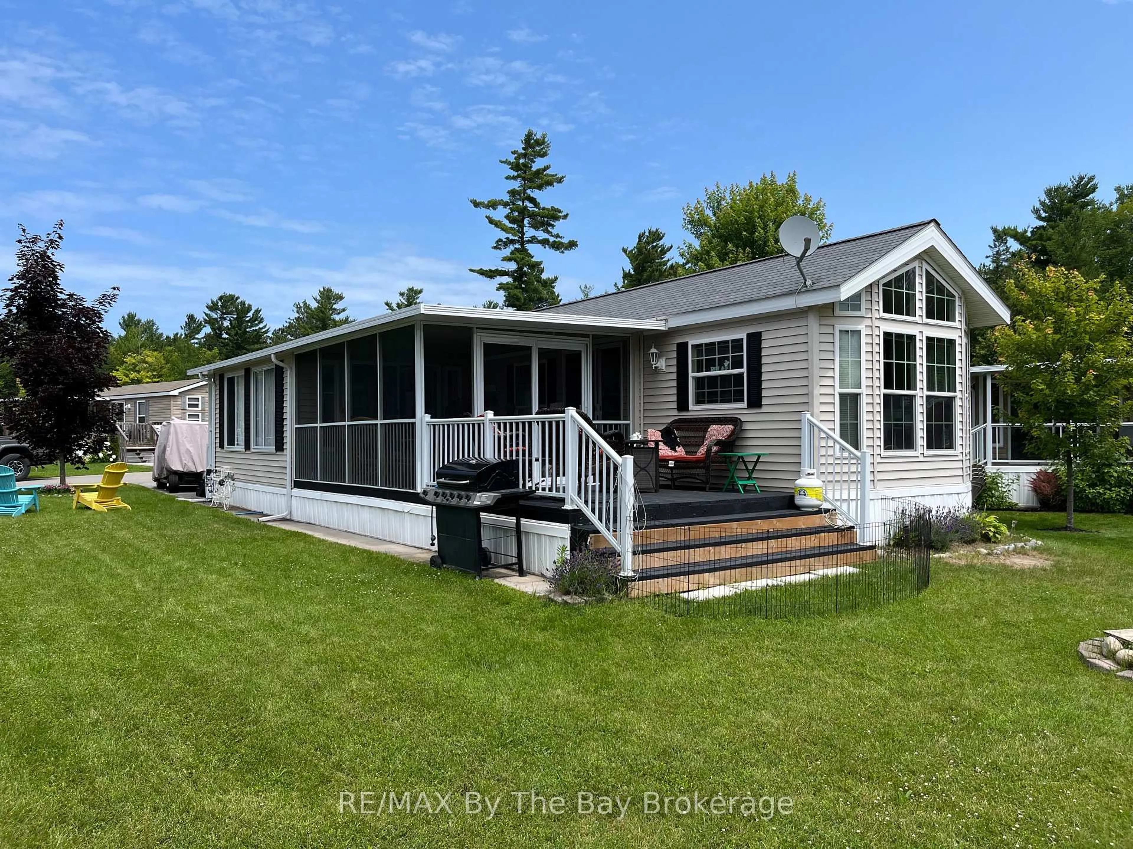 Home with vinyl exterior material, water/lake/river/ocean view for 15 Kenora Tr, Wasaga Beach Ontario L9Z 1X7