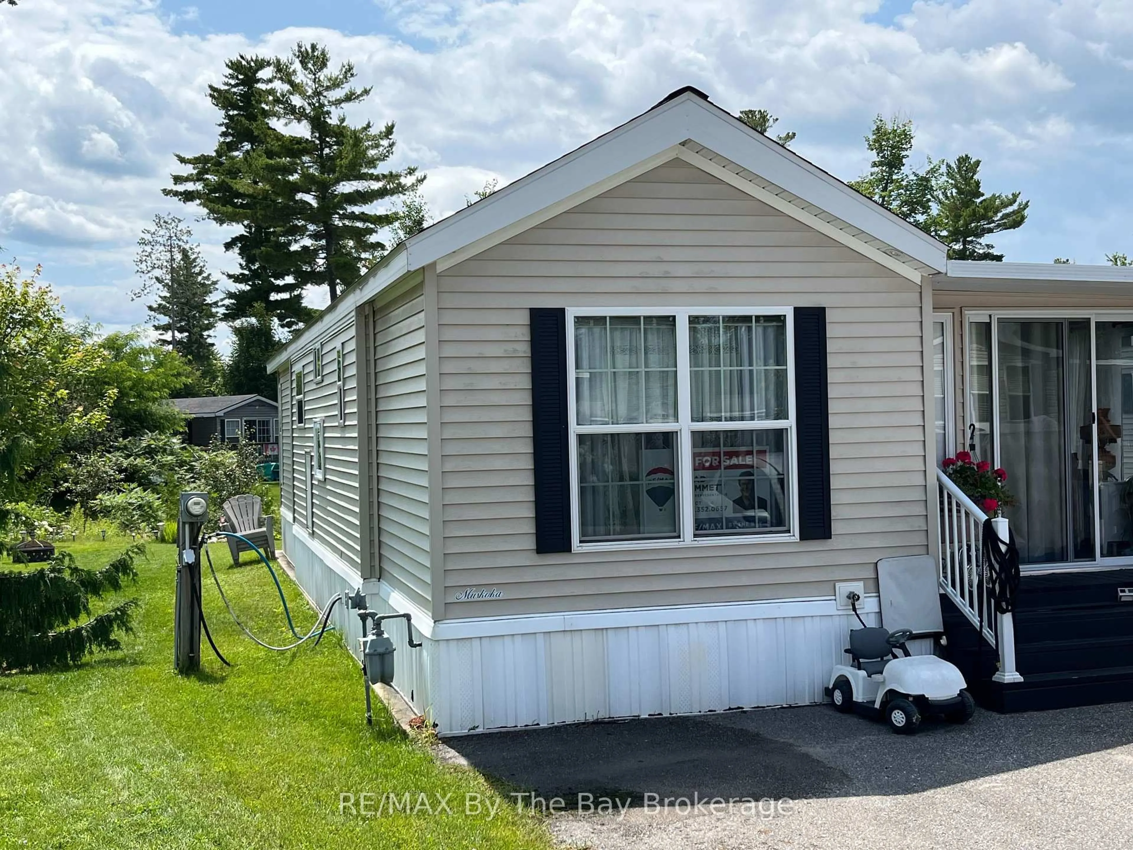 Home with vinyl exterior material, water/lake/river/ocean view for 15 Kenora Tr, Wasaga Beach Ontario L9Z 1X7