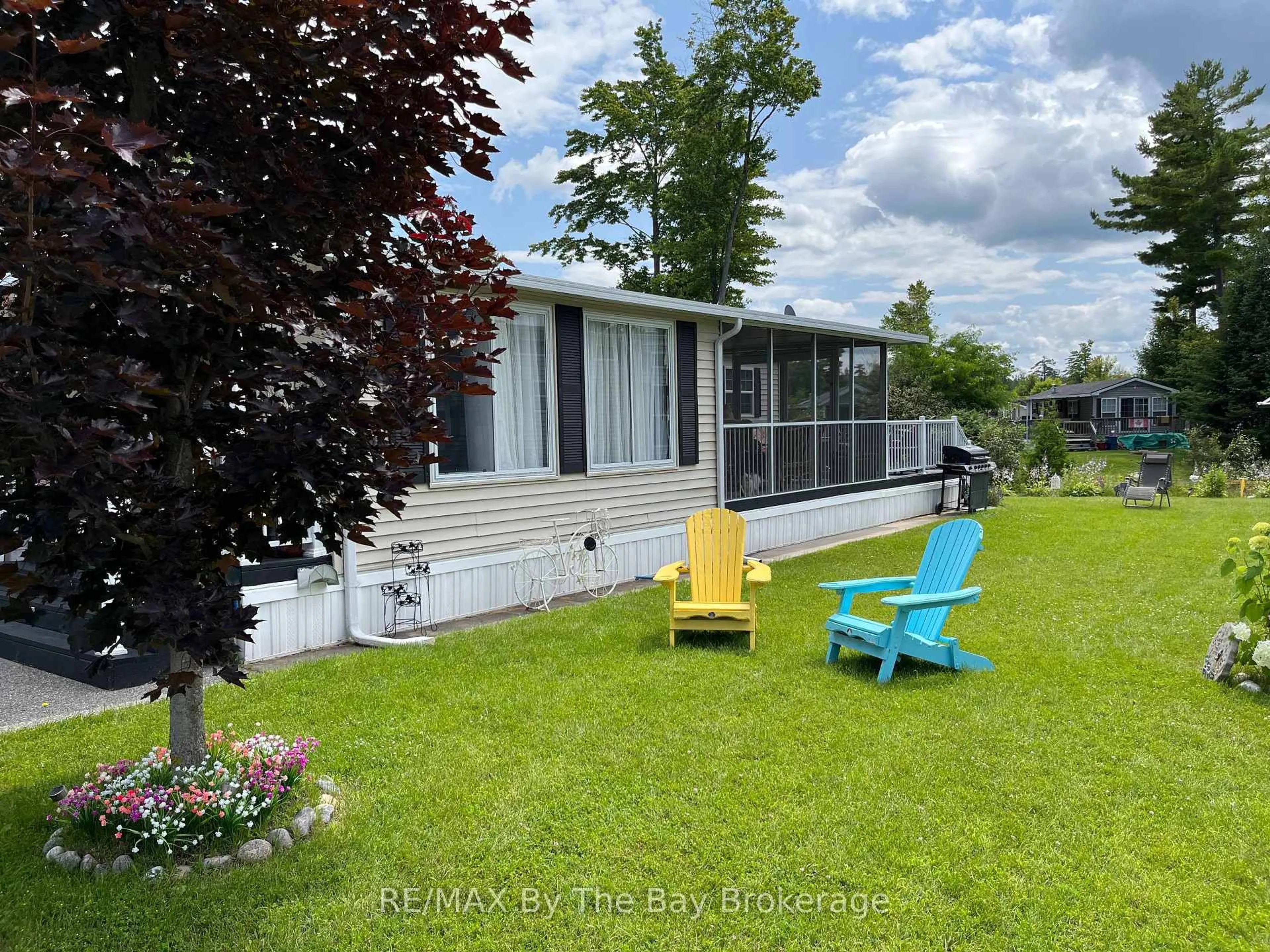 A pic from outside/outdoor area/front of a property/back of a property/a pic from drone, water/lake/river/ocean view for 15 Kenora Tr, Wasaga Beach Ontario L9Z 1X7