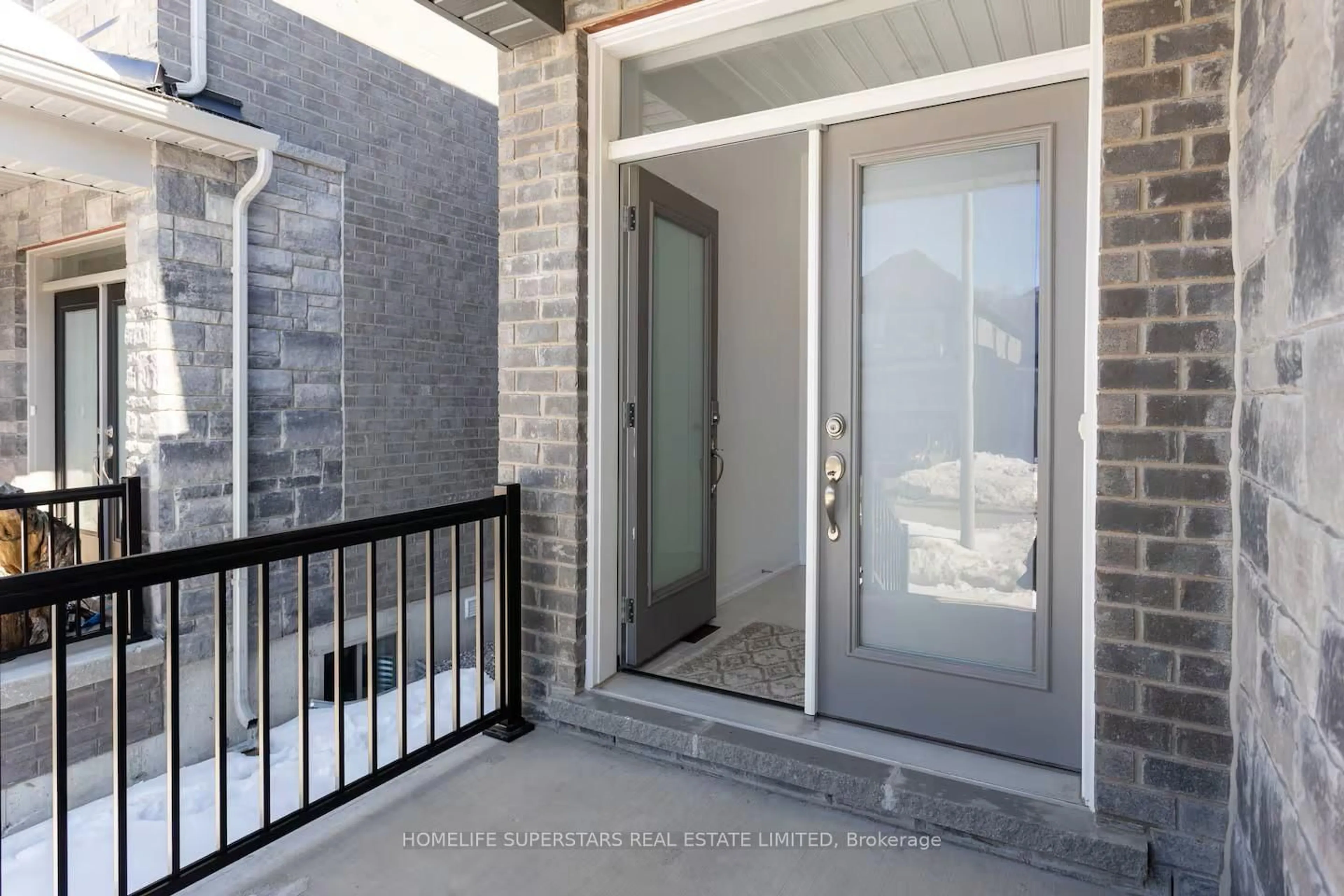 Indoor entryway for 20 Paddington Grve, Barrie Ontario L9J 0J3
