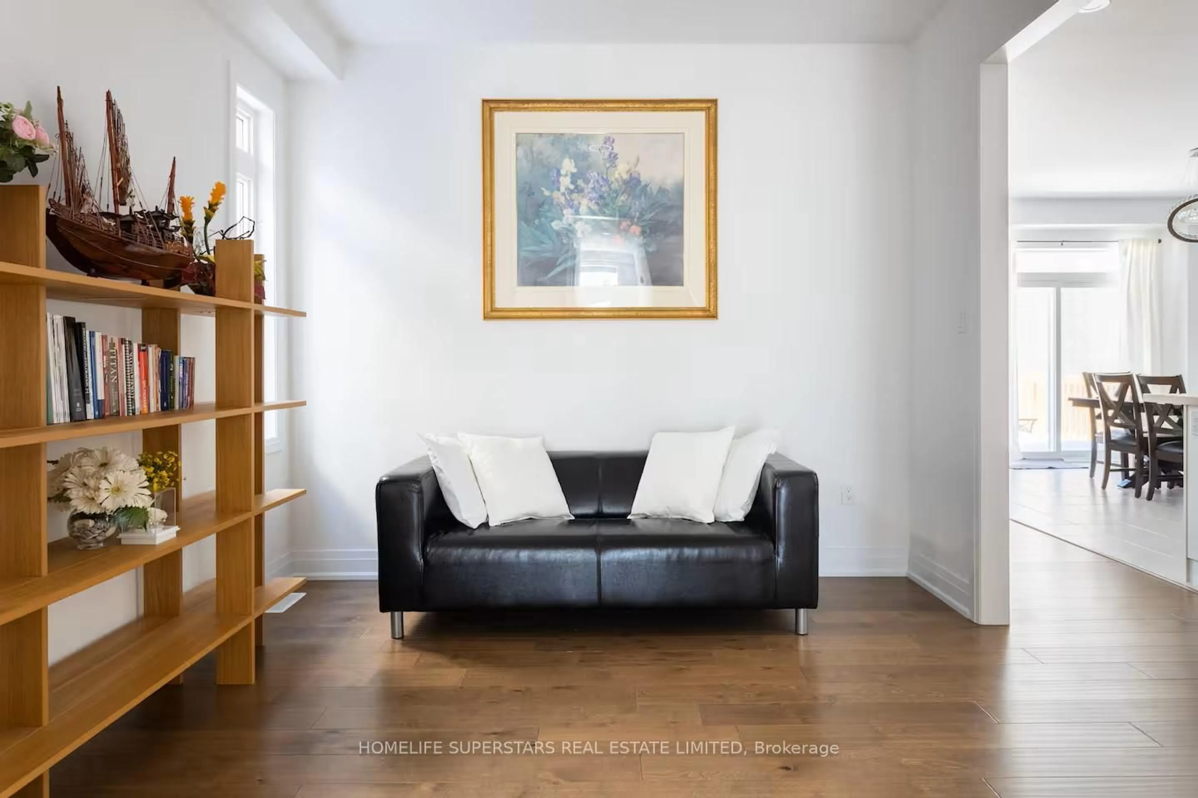 Living room with furniture, wood/laminate floor for 20 Paddington Grve, Barrie Ontario L9J 0J3